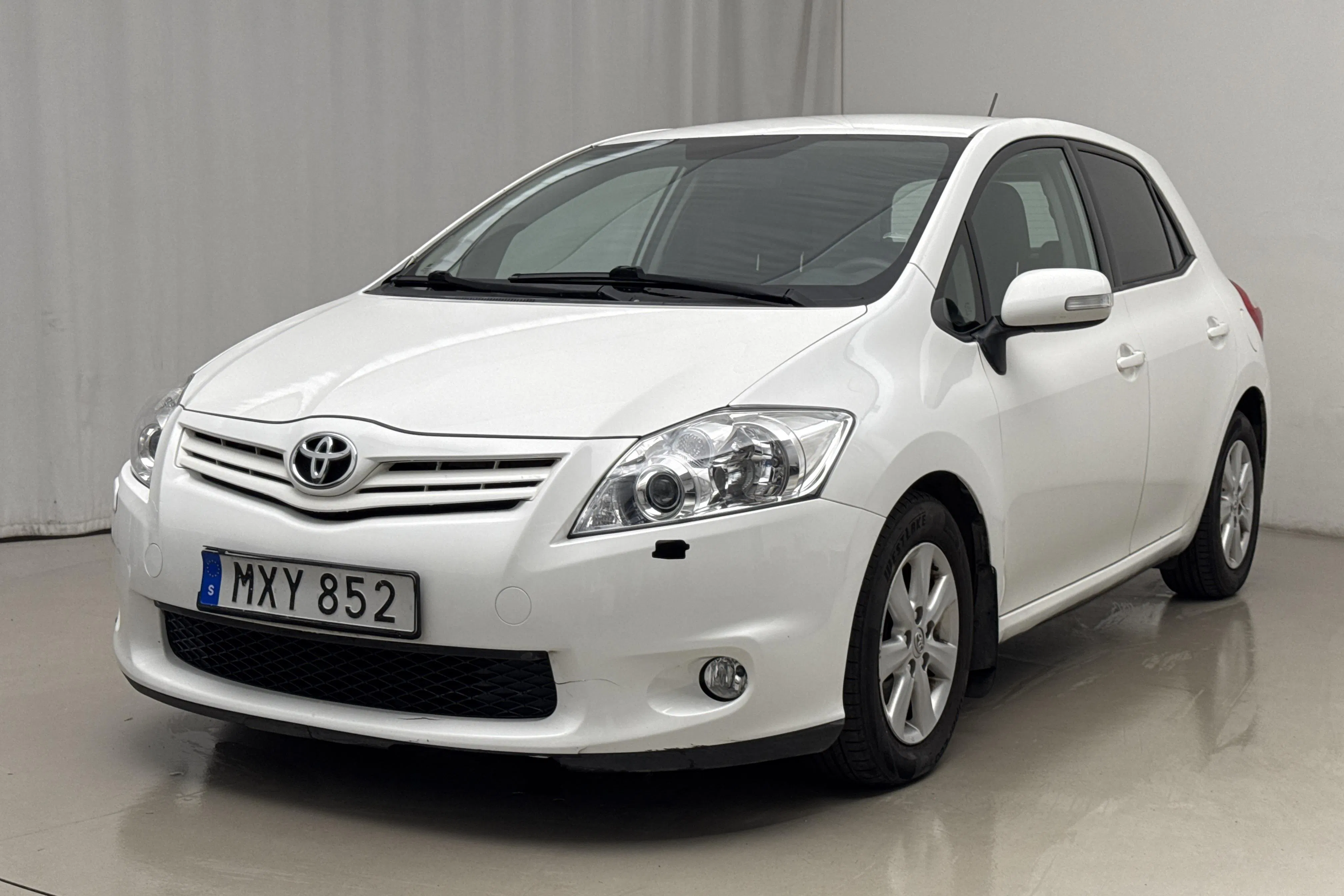 Presentationsfoto 1 av 15: Toyota Auris 1.4 D-4D 5dr (90hk) - 22 437 mil - Manuell - vit - 2012