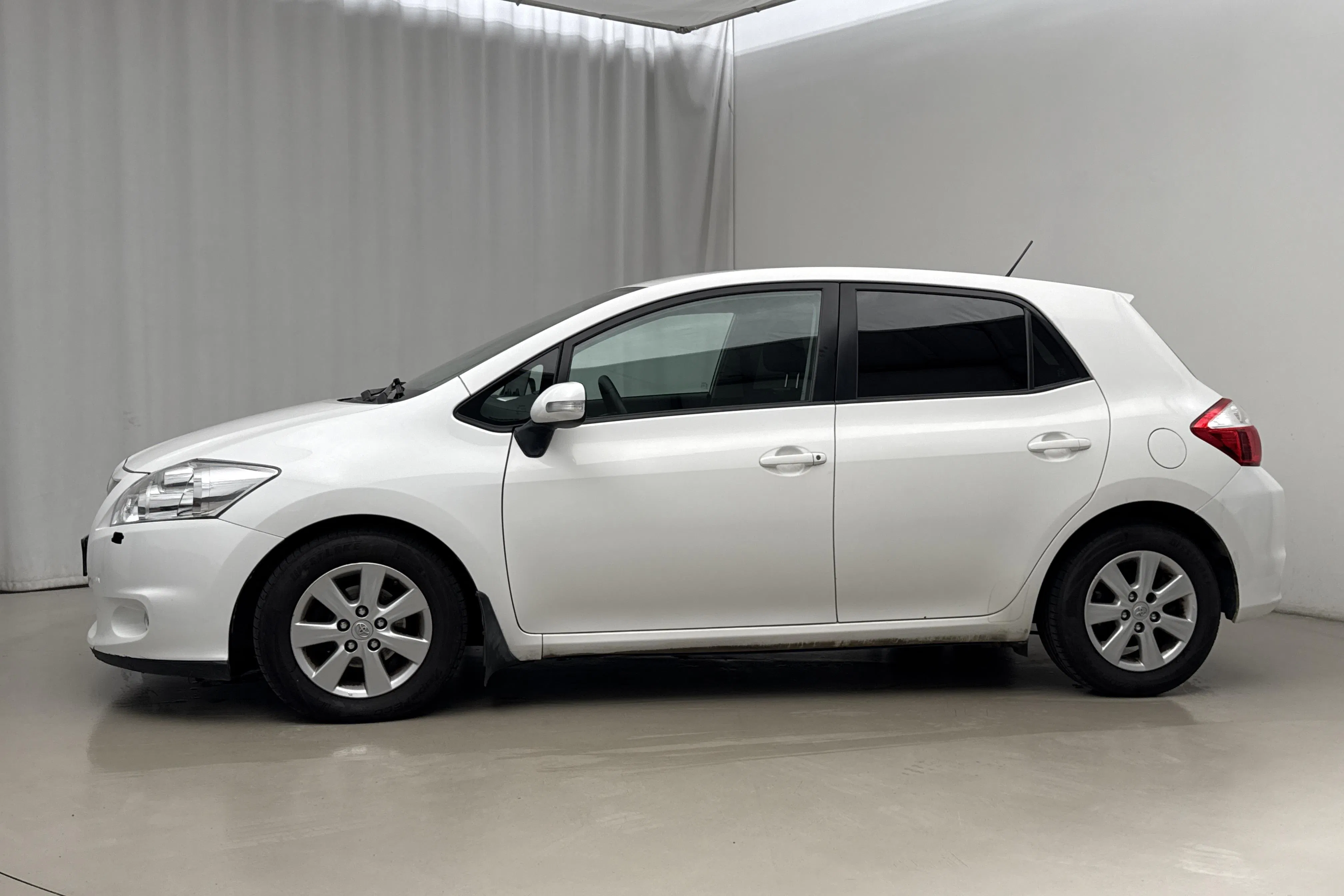 Presentationsfoto 2 av 15: Toyota Auris 1.4 D-4D 5dr (90hk) - 22 437 mil - Manuell - vit - 2012