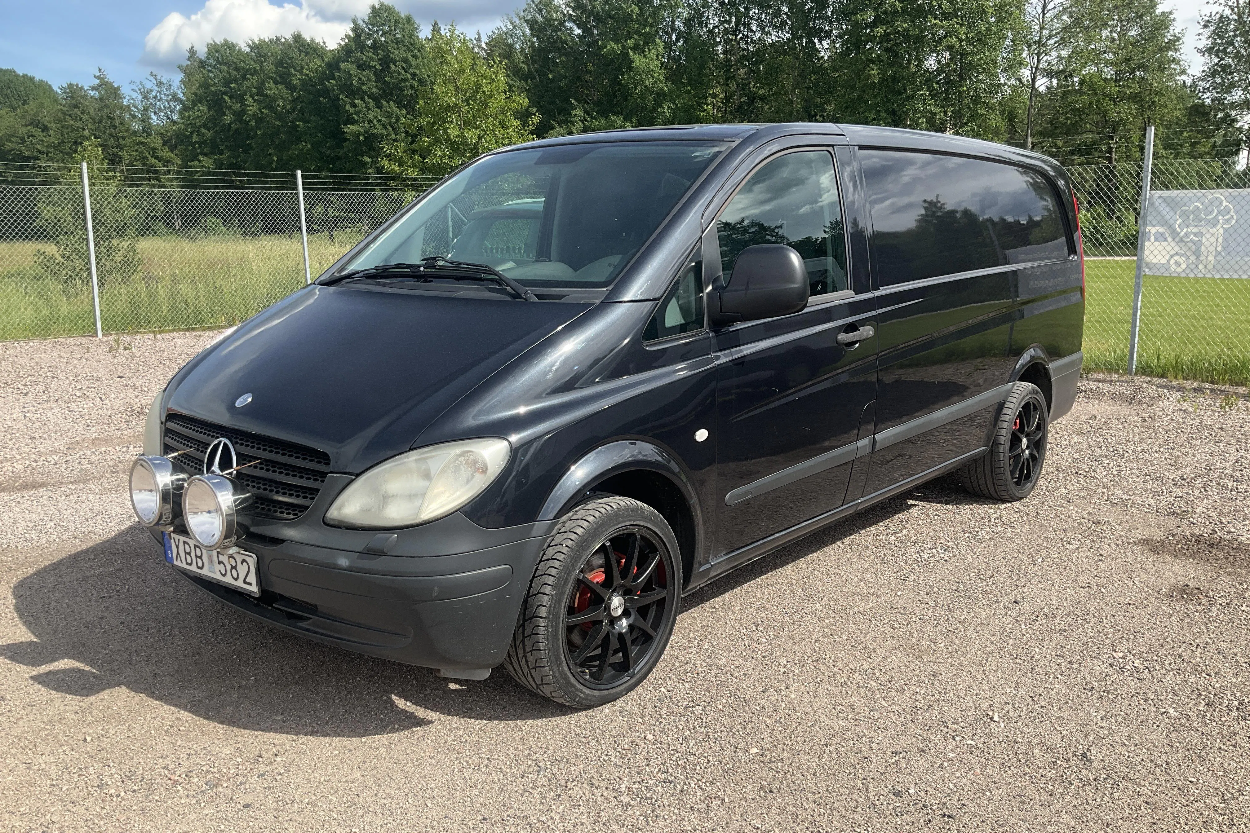 Presentationsfoto 1 av 14: Mercedes Vito 115 CDI Skåp W638 (150hk) - 21 327 mil - Automat - svart - 2006