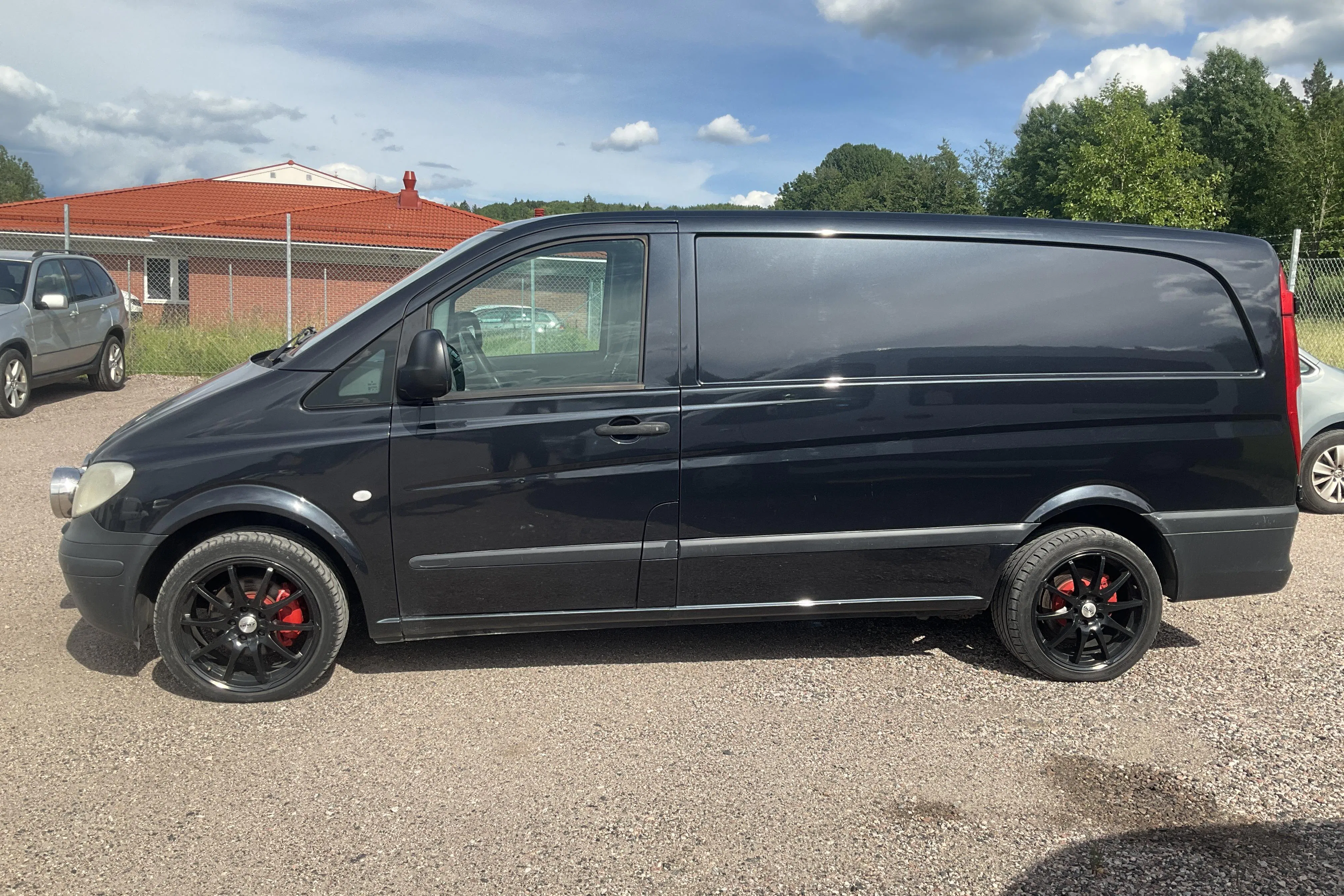 Presentationsfoto 2 av 14: Mercedes Vito 115 CDI Skåp W638 (150hk) - 21 327 mil - Automat - svart - 2006