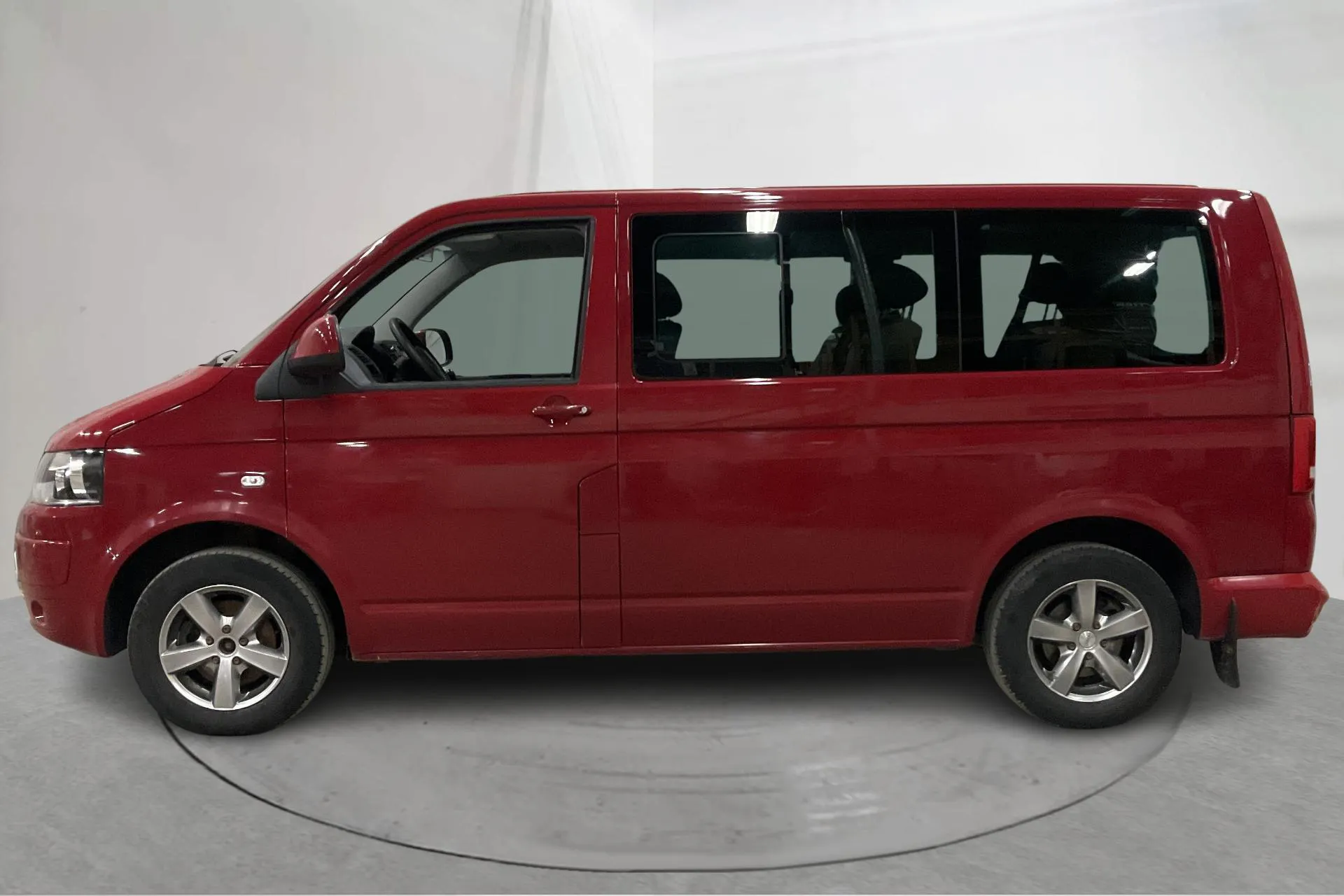 Presentationsfoto 2 av 16: VW Caravelle T5 2.0 TDI 4MOTION (140hk) - 23 593 mil - Manuell - röd - 2010