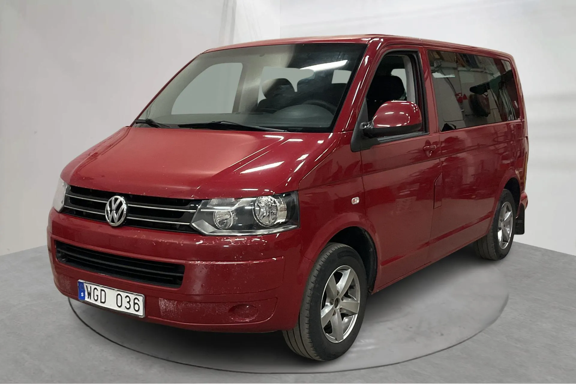 Presentationsfoto 1 av 16: VW Caravelle T5 2.0 TDI 4MOTION (140hk) - 23 593 mil - Manuell - röd - 2010