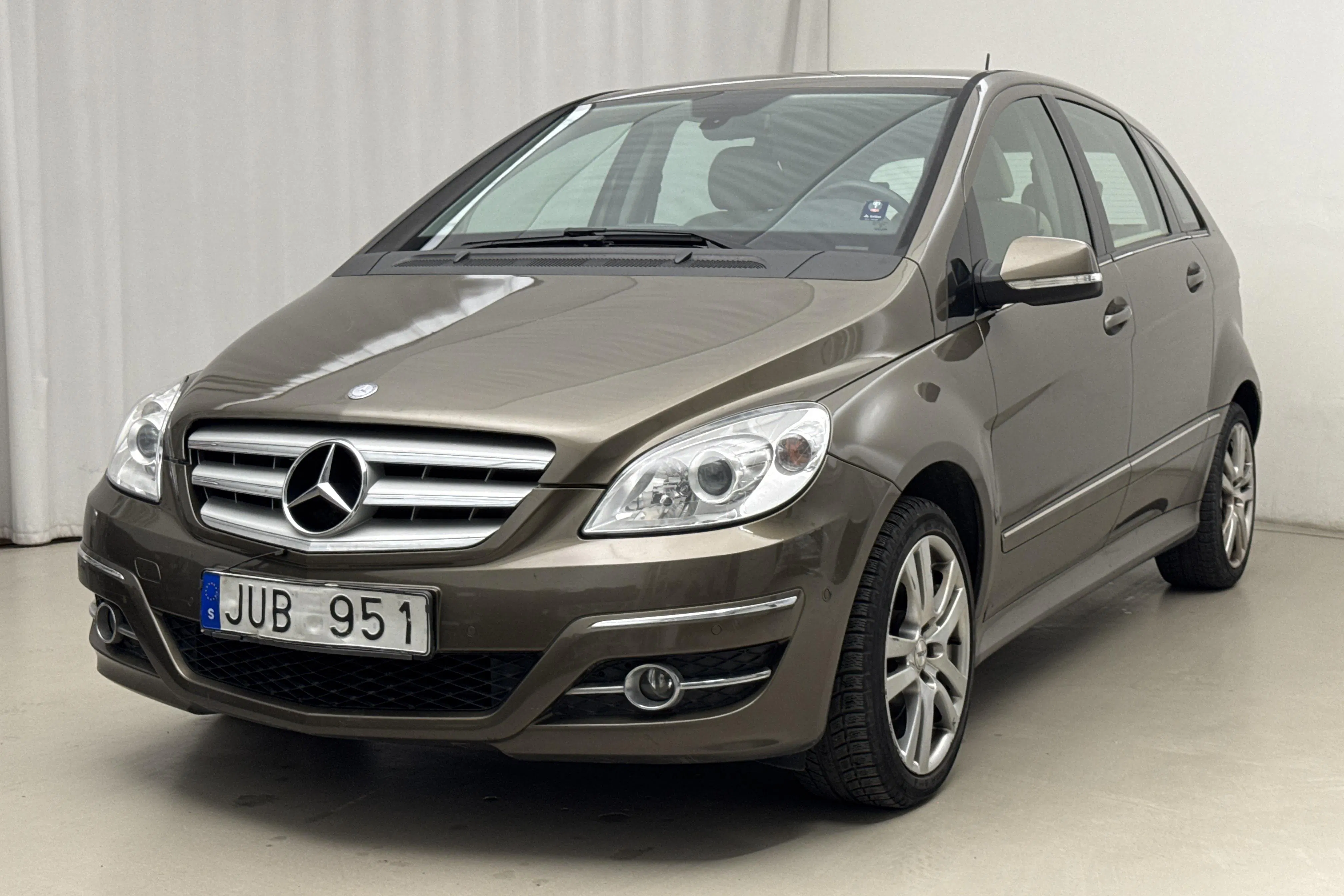Presentationsfoto 1 av 16: Mercedes B 200 (136hk) - 13 591 mil - Automat - Light Brown - 2009
