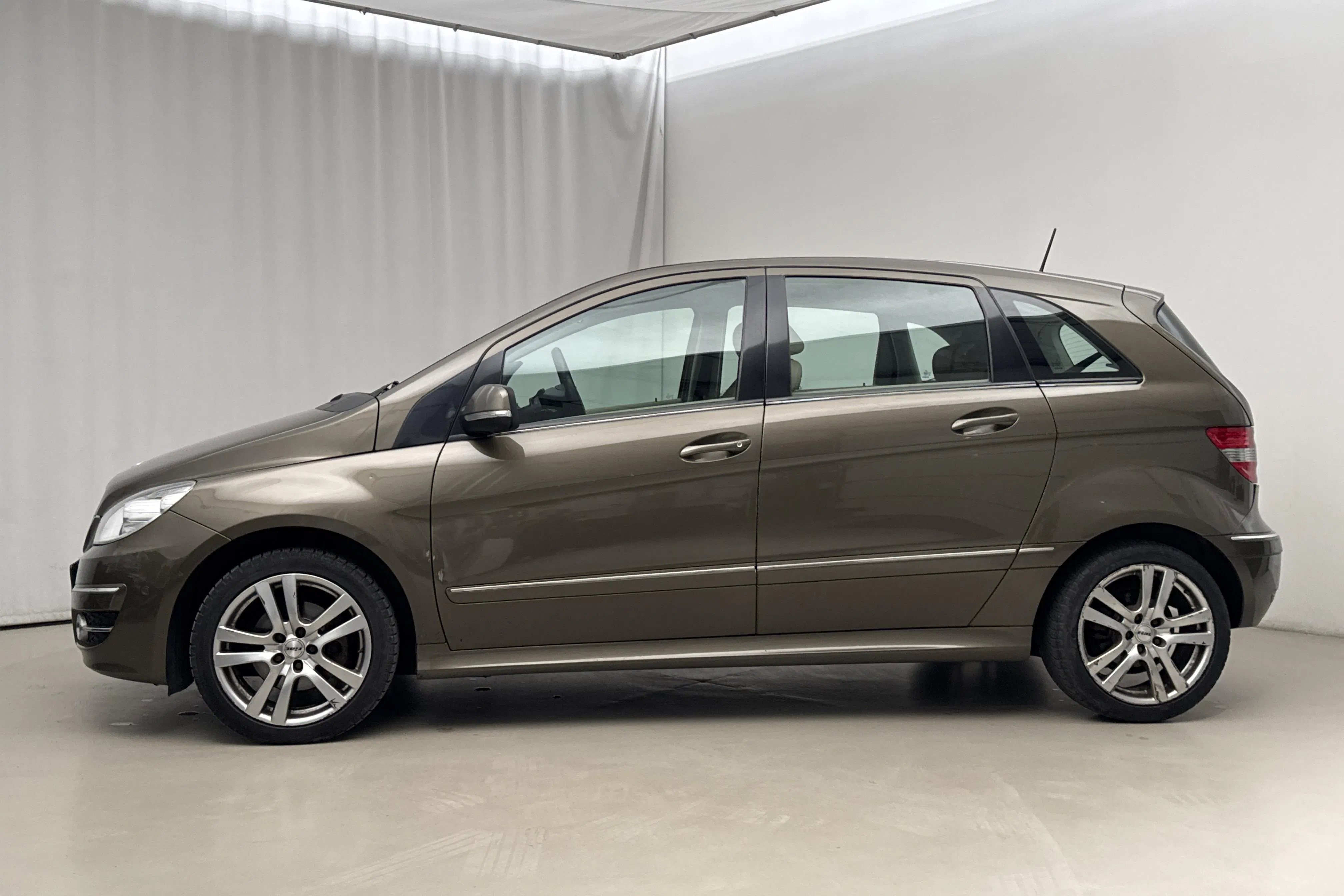 Presentationsfoto 2 av 16: Mercedes B 200 (136hk) - 13 591 mil - Automat - Light Brown - 2009
