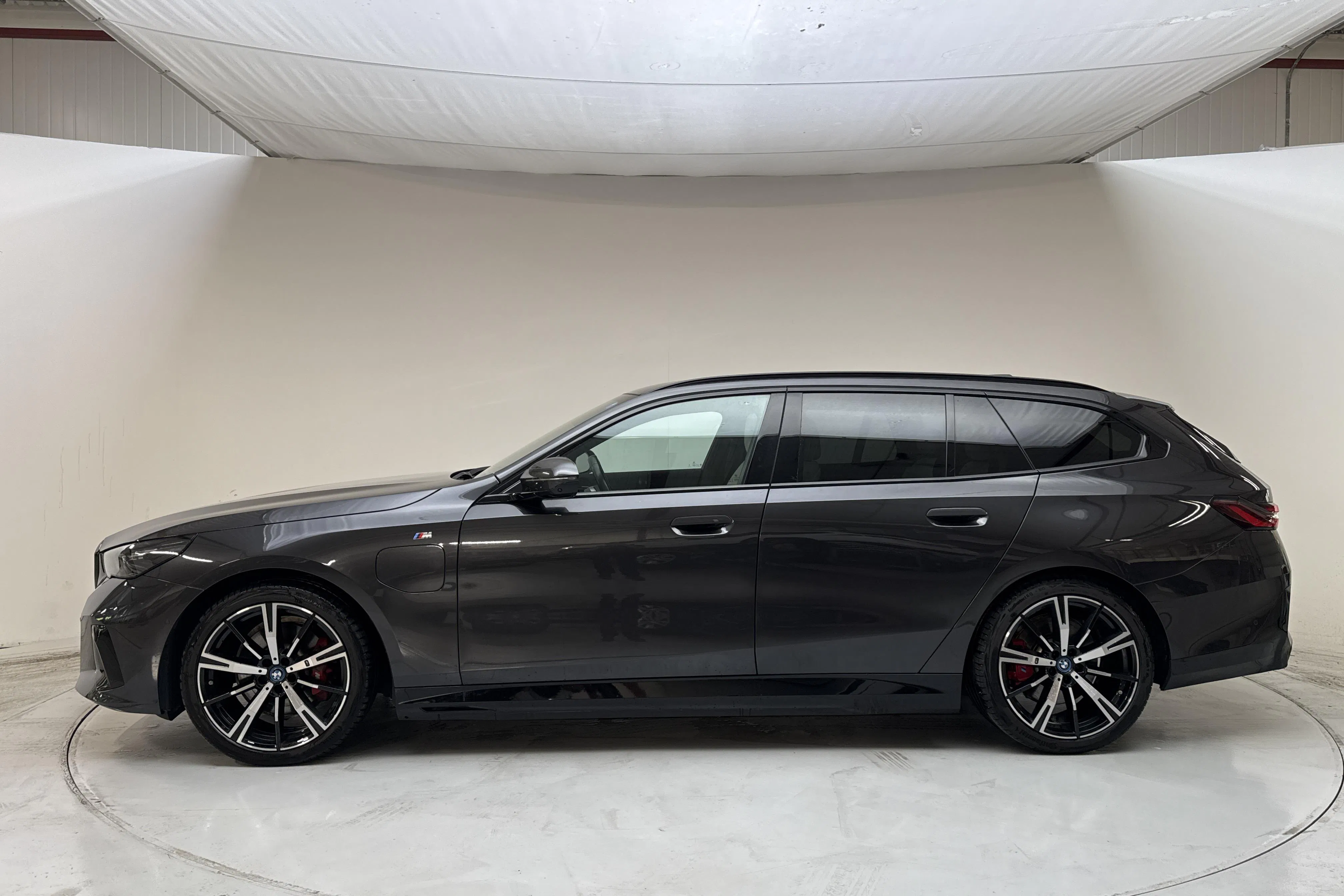 Presentationsfoto 2 av 21: BMW 530e xDrive Touring, G61 (299hk) - 3 861 mil - Automat - grå - 2025