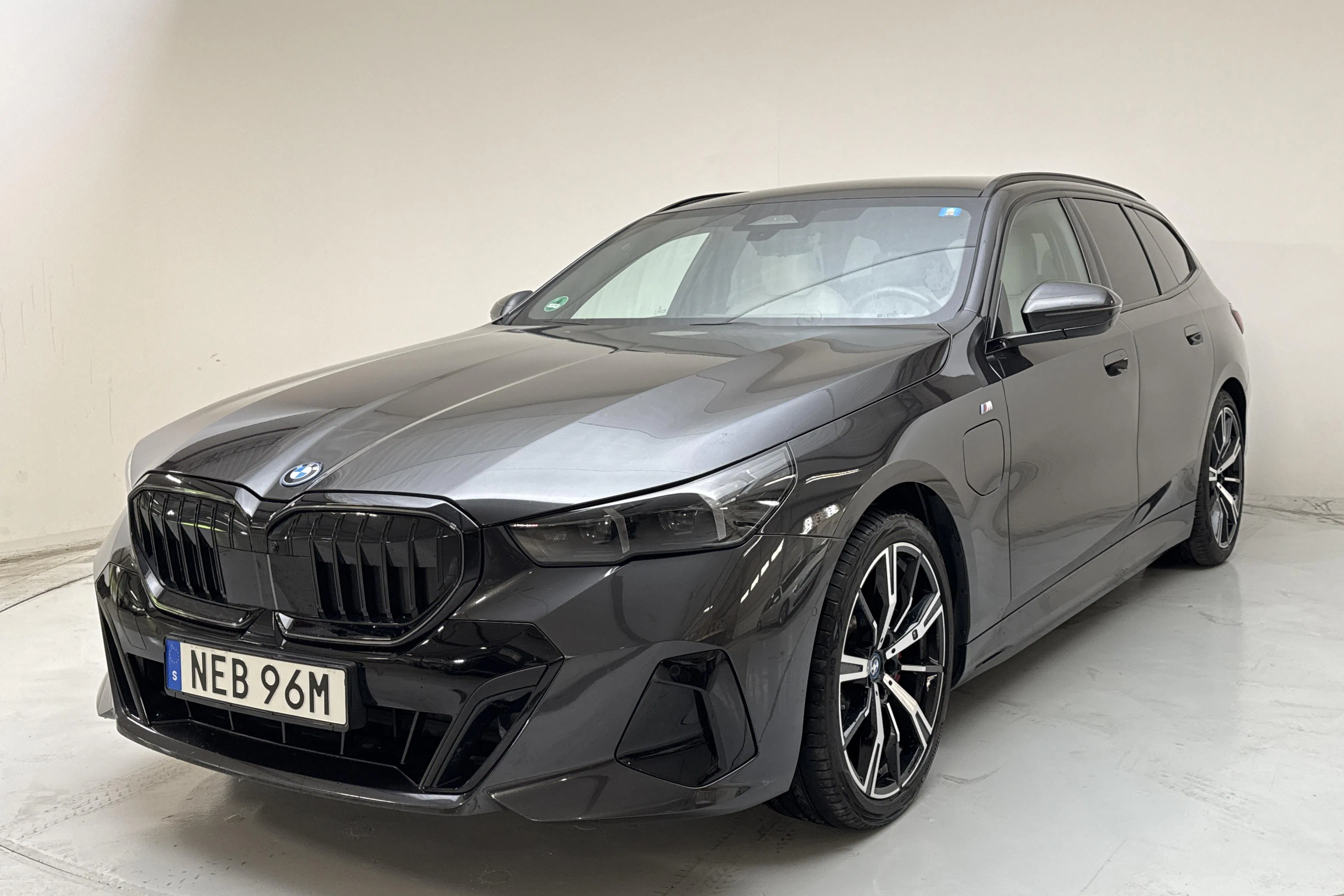 Presentationsfoto 1 av 21: BMW 530e xDrive Touring, G61 (299hk) - 3 861 mil - Automat - grå - 2025