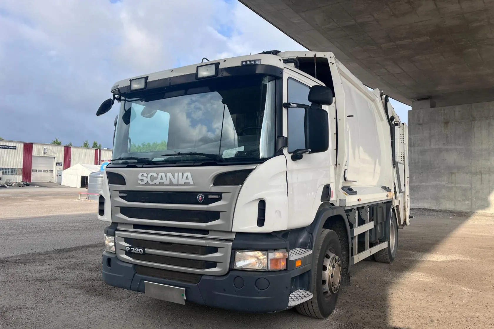Presentationsfoto 1 av 97: SCANIA P320DB 4X2 MNB - 200 547 km - Automat - vit - 2013