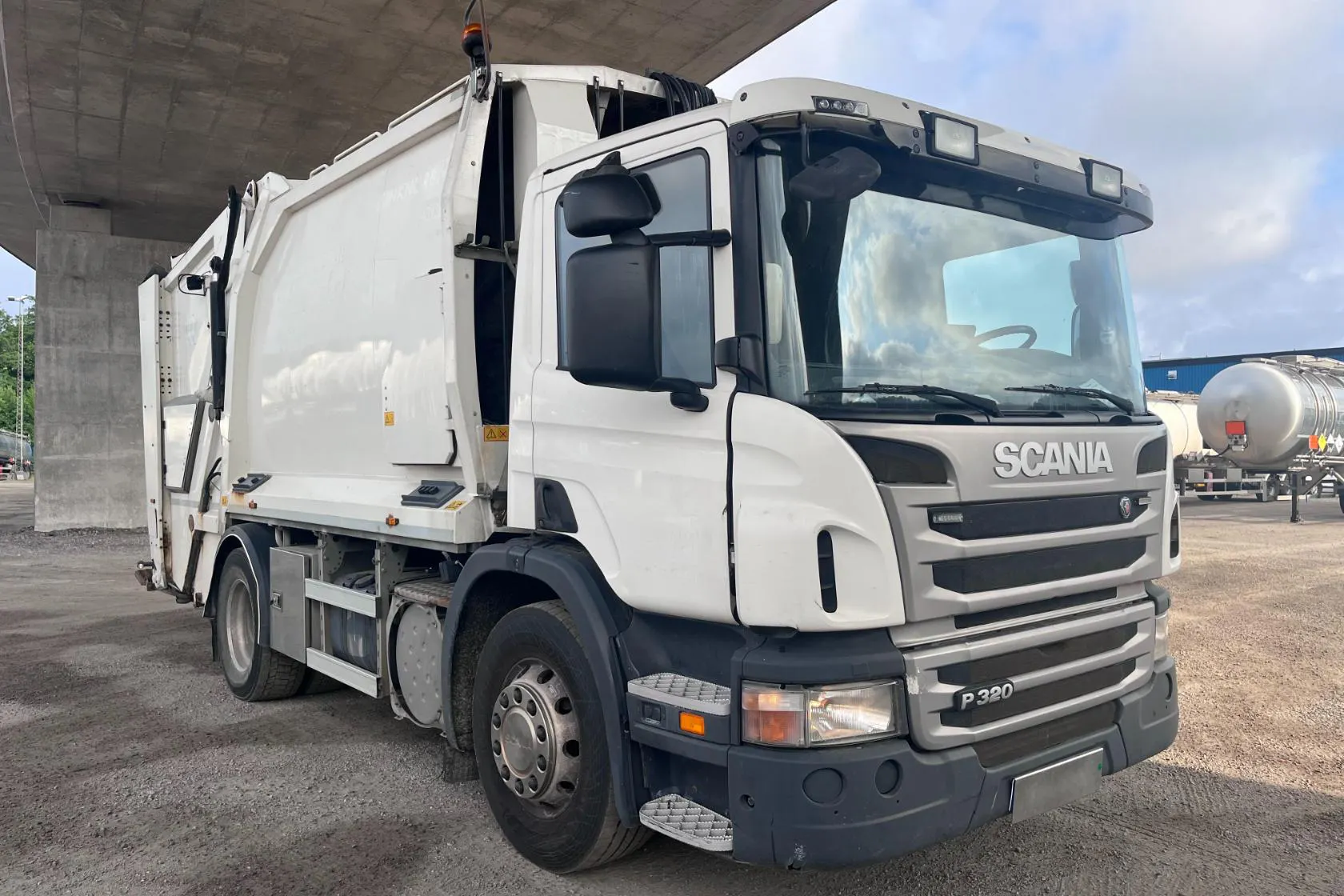 Presentationsfoto 2 av 97: SCANIA P320DB 4X2 MNB - 200 547 km - Automat - vit - 2013