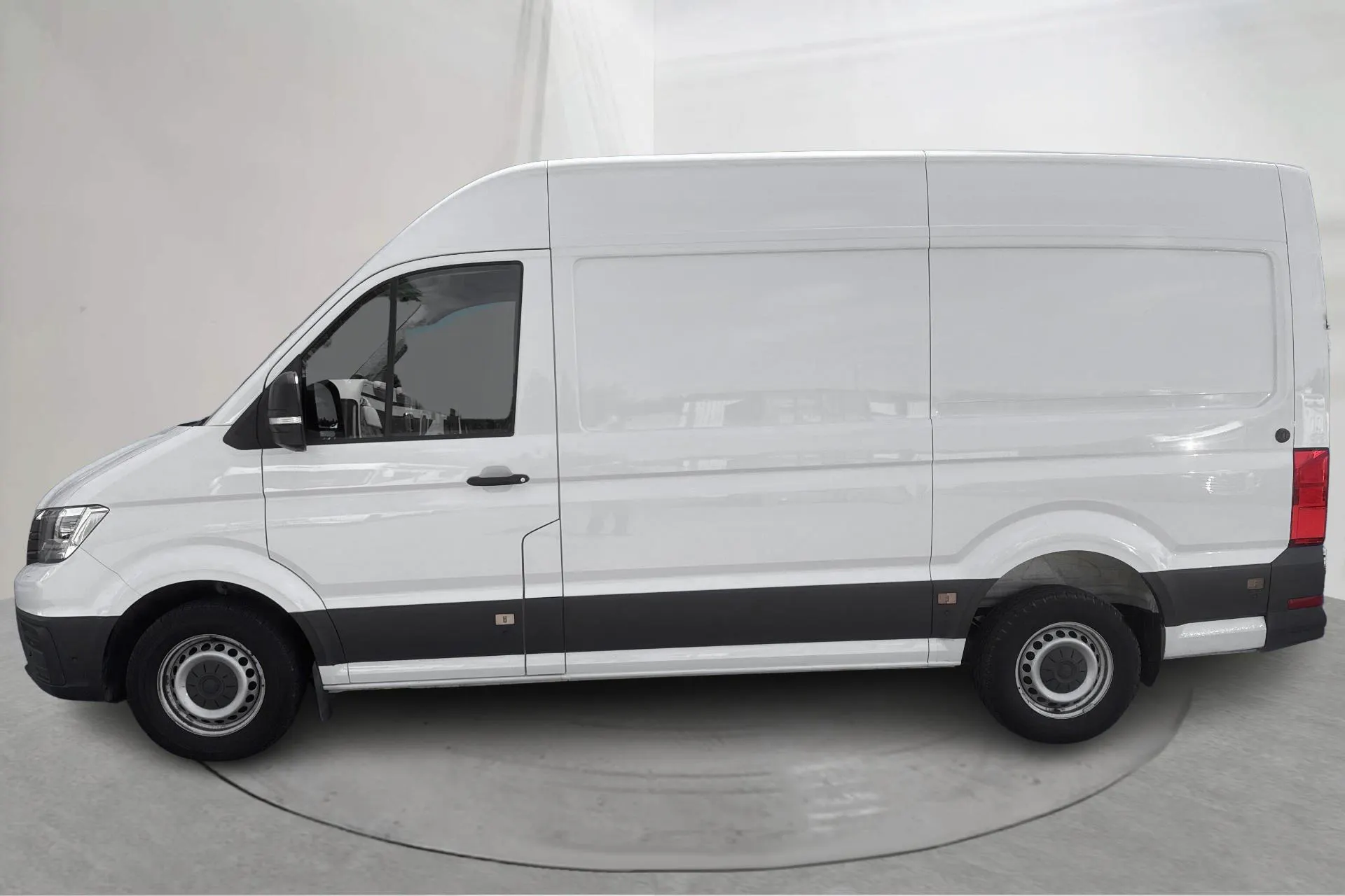 Presentationsfoto 2 av 13: VW Crafter 35 2.0 TDI Skåp (177hk) - 14 290 mil - Automat - vit - 2018