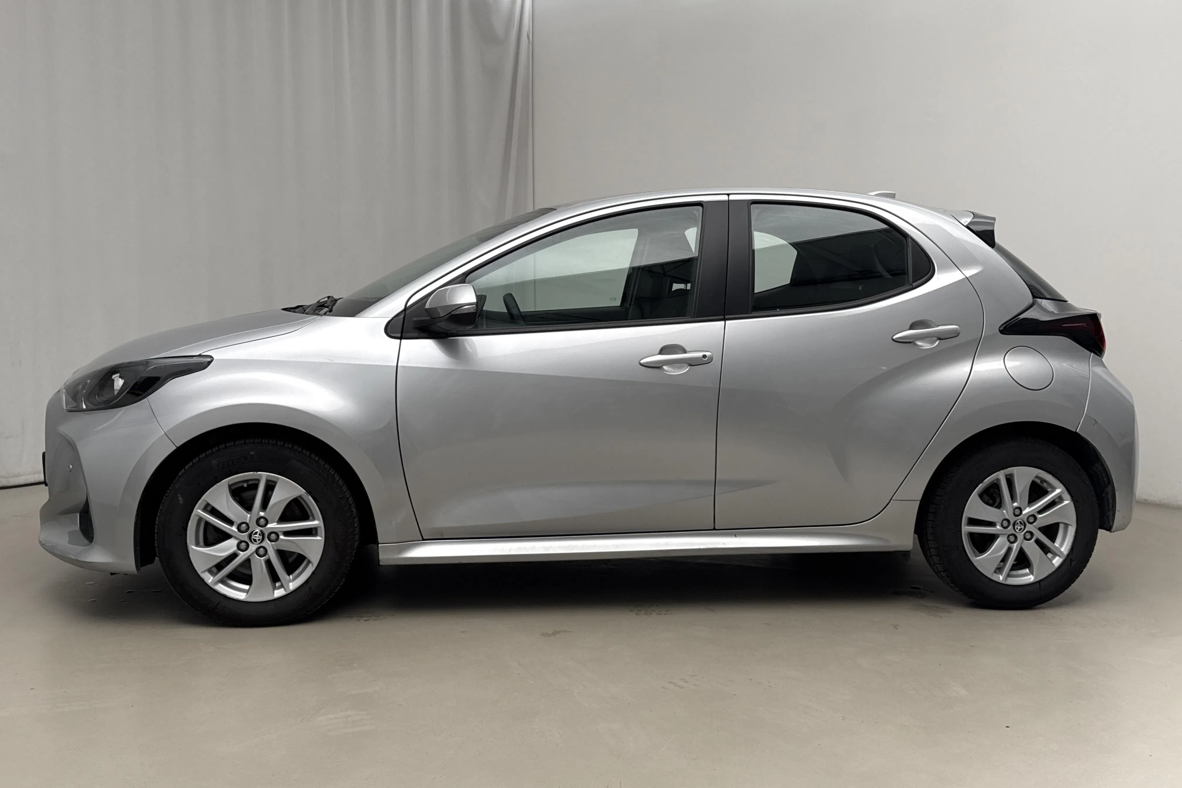 Presentation photo 2 of 16: Toyota Yaris 1.5 Hybrid 5dr (116hk) - 55 270 km - Automatic - silver - 2023