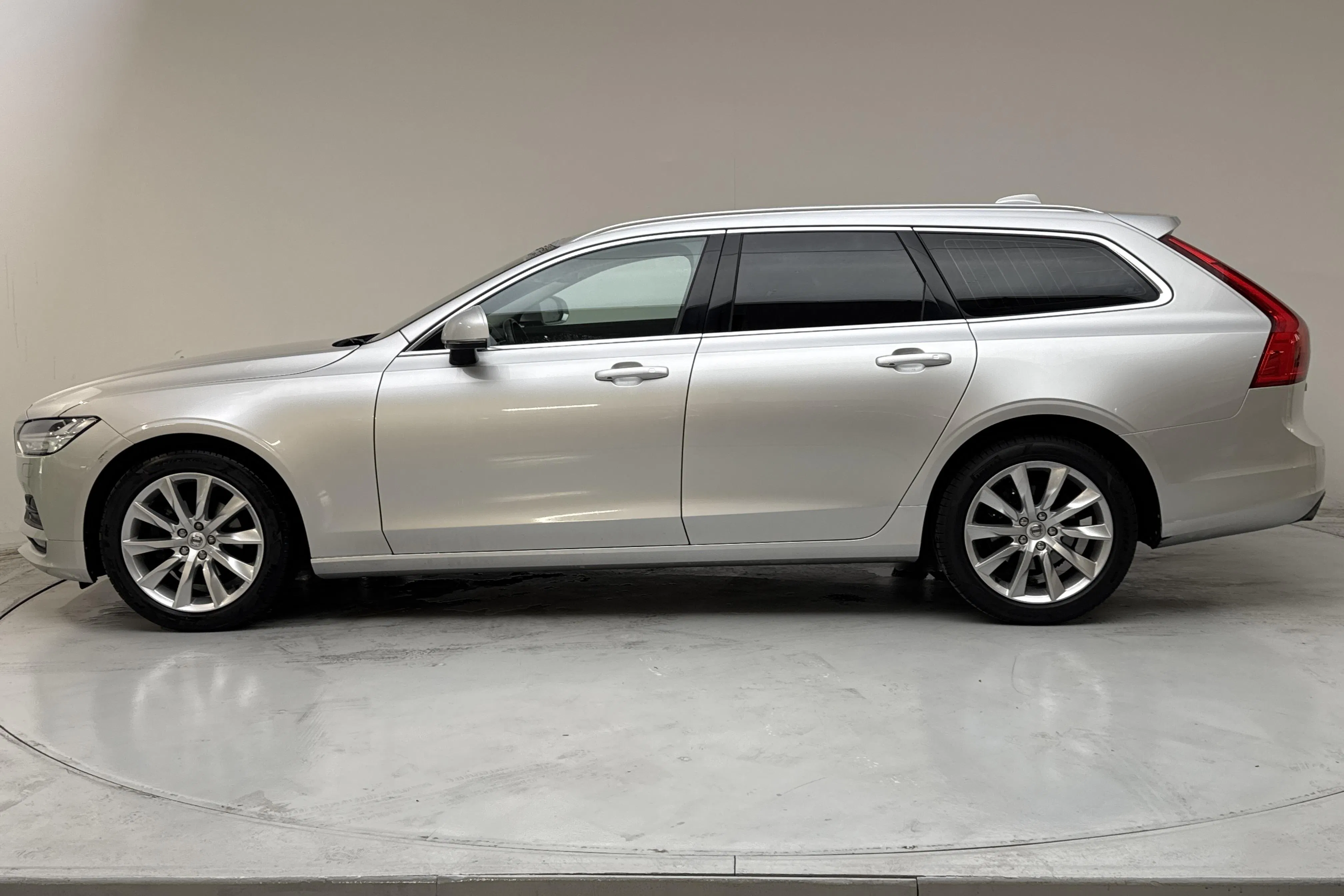 Presentationsfoto 2 av 15: Volvo V90 D4 (190hk) - 20 511 mil - Automat - silver - 2018