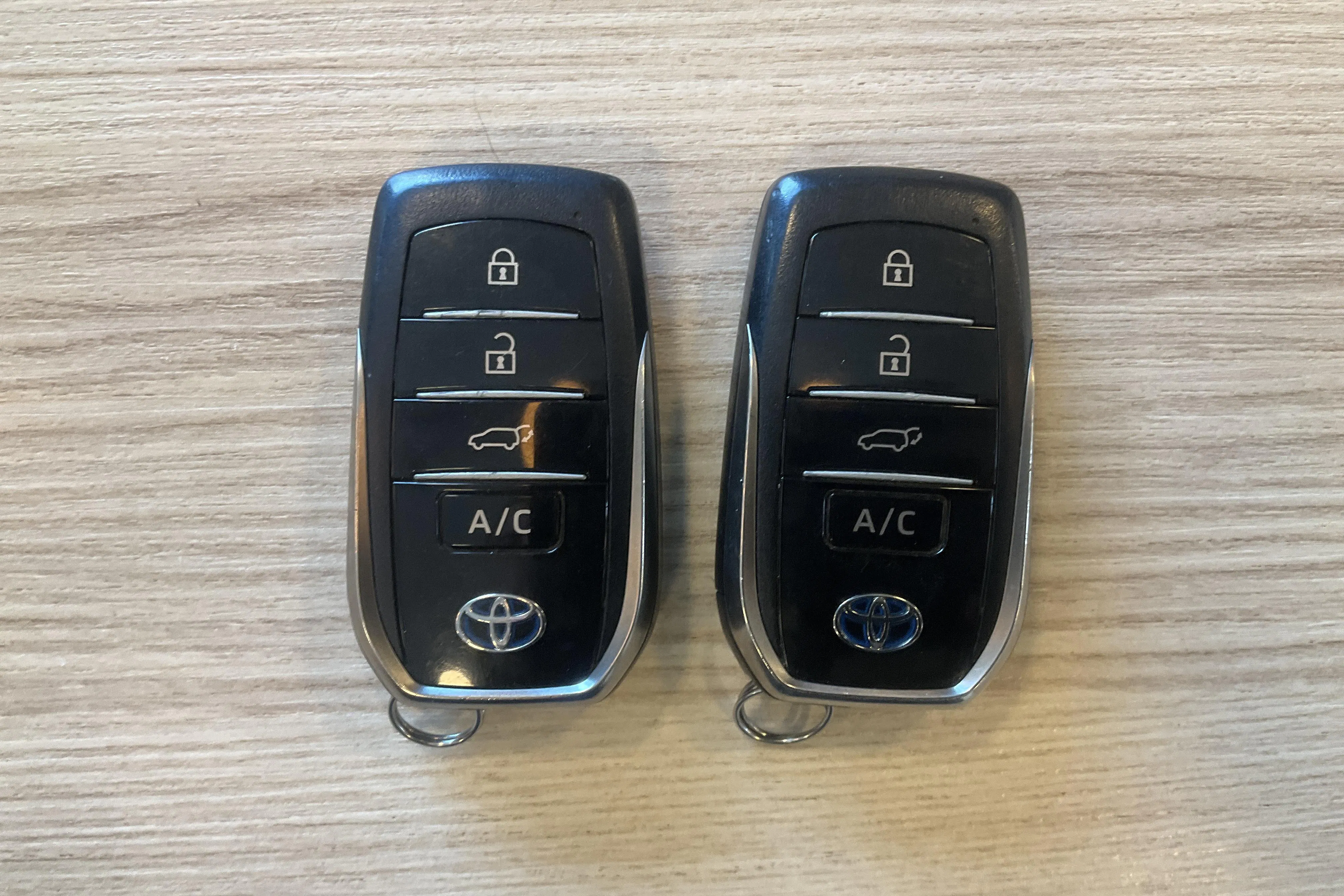 Presentationsfoto 15 av 15: Toyota RAV4 2.5 Plug-in Hybrid AWDi (306hk) - 13 784 mil - Automat - grå - 2021