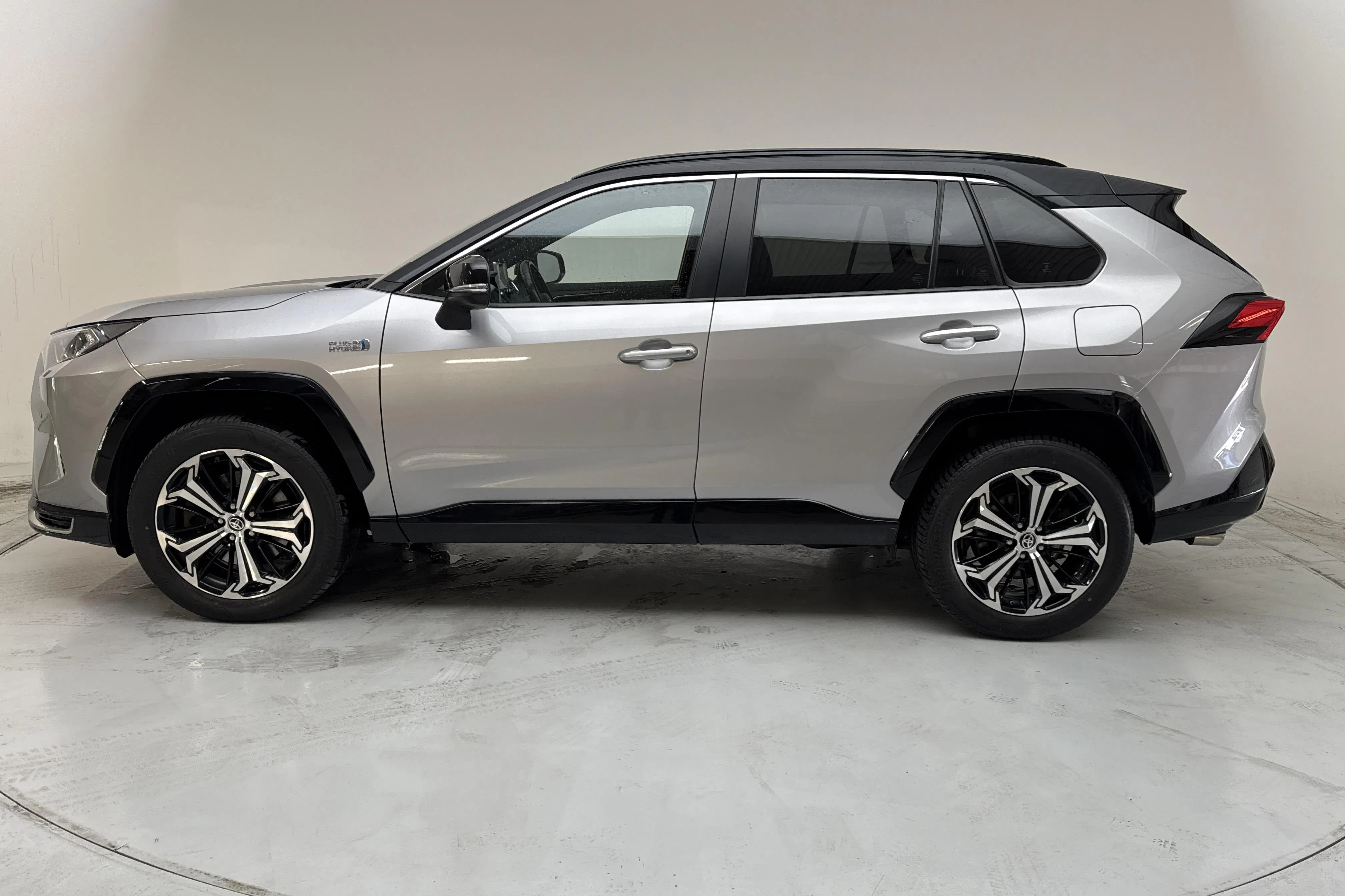 Presentationsfoto 2 av 15: Toyota RAV4 2.5 Plug-in Hybrid AWDi (306hk) - 13 784 mil - Automat - grå - 2021