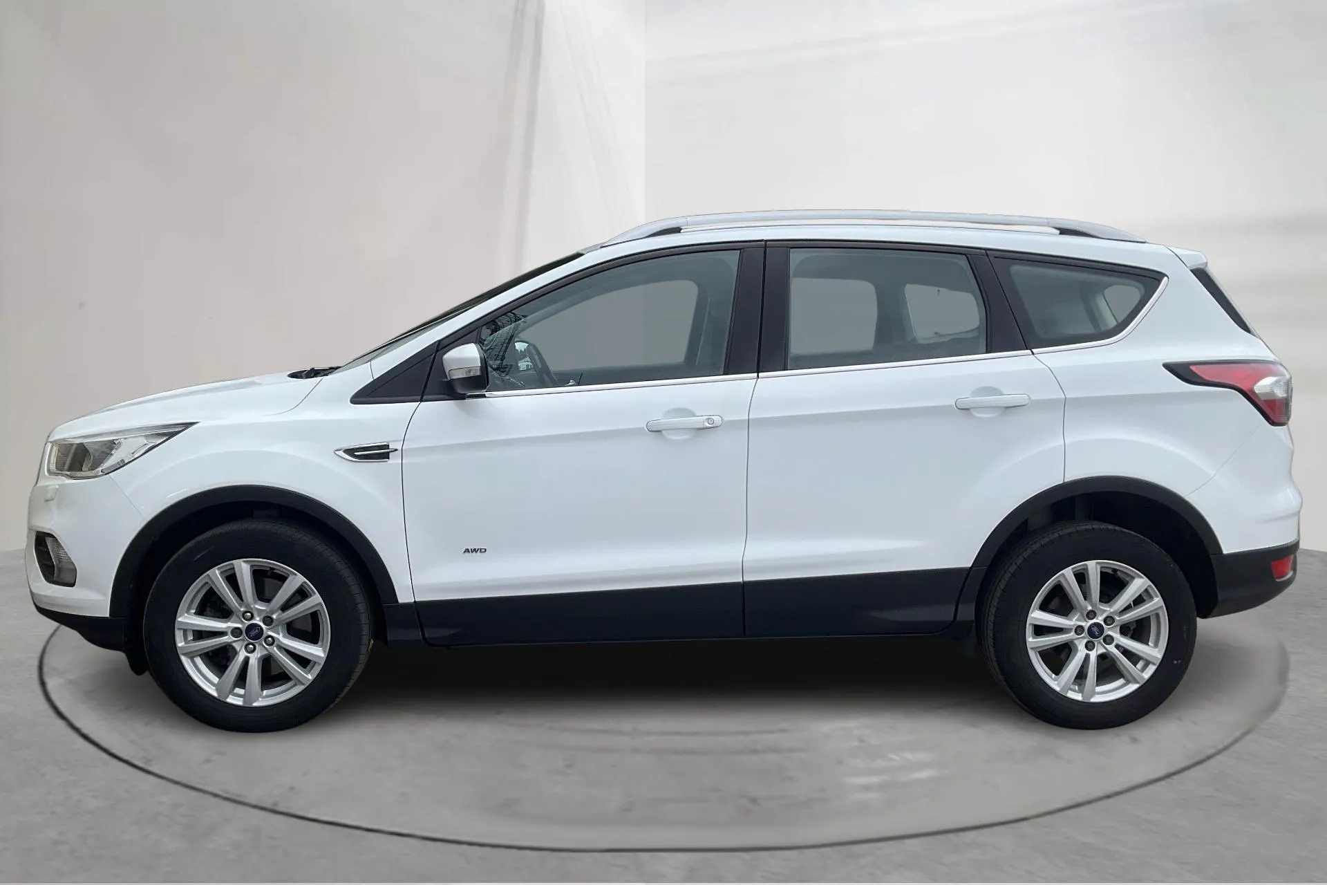 Presentationsfoto 2 av 15: Ford Kuga 2.0 TDCi AWD (150hk) - 18 165 mil - Automat - vit - 2018