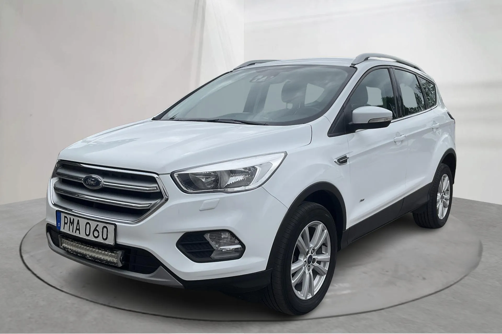 Presentationsfoto 1 av 15: Ford Kuga 2.0 TDCi AWD (150hk) - 18 165 mil - Automat - vit - 2018