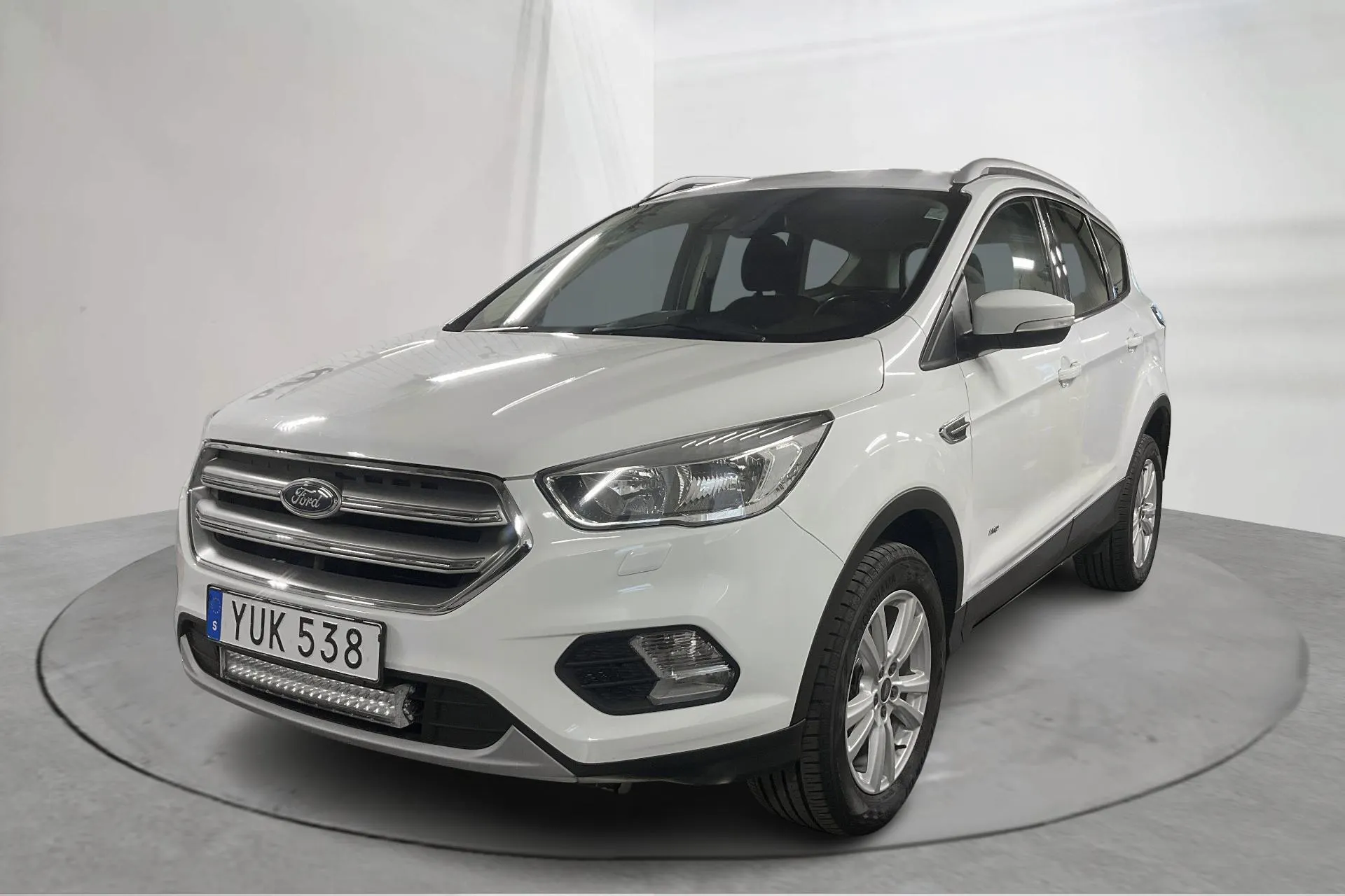 Presentationsfoto 1 av 15: Ford Kuga 2.0 TDCi AWD (150hk) - 13 312 mil - Automat - vit - 2018