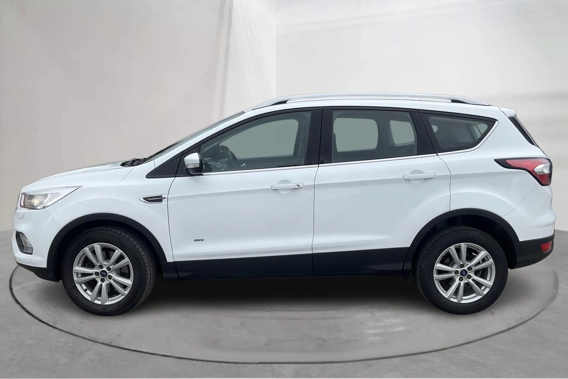 Presentationsfoto 2 av 15: Ford Kuga 2.0 TDCi AWD (150hk) - 13 312 mil - Automat - vit - 2018