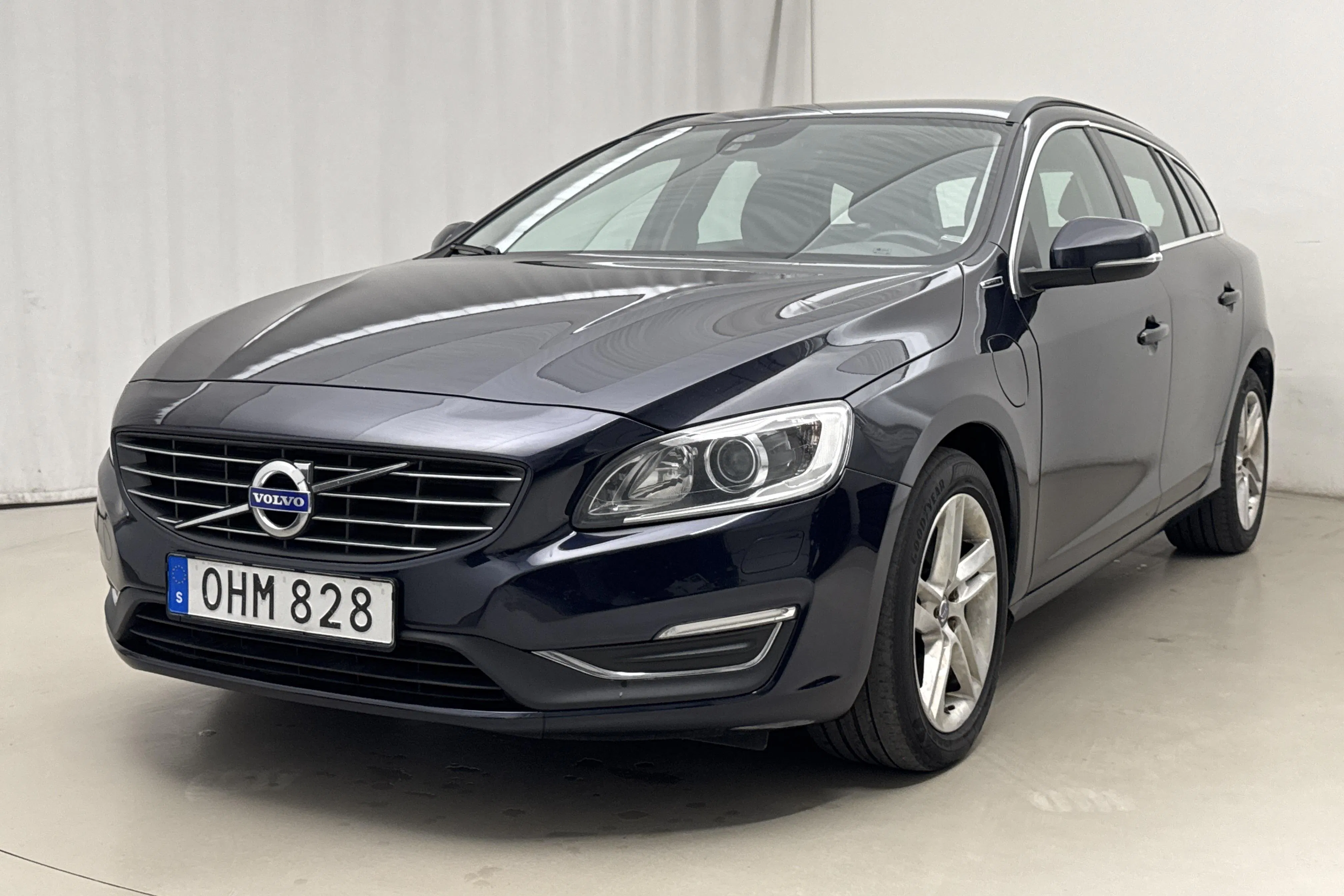 Presentation photo 1 of 18: Volvo V60 D5 AWD Twin Engine (163hk) - 190 300 km - Automatic - dark blue - 2017