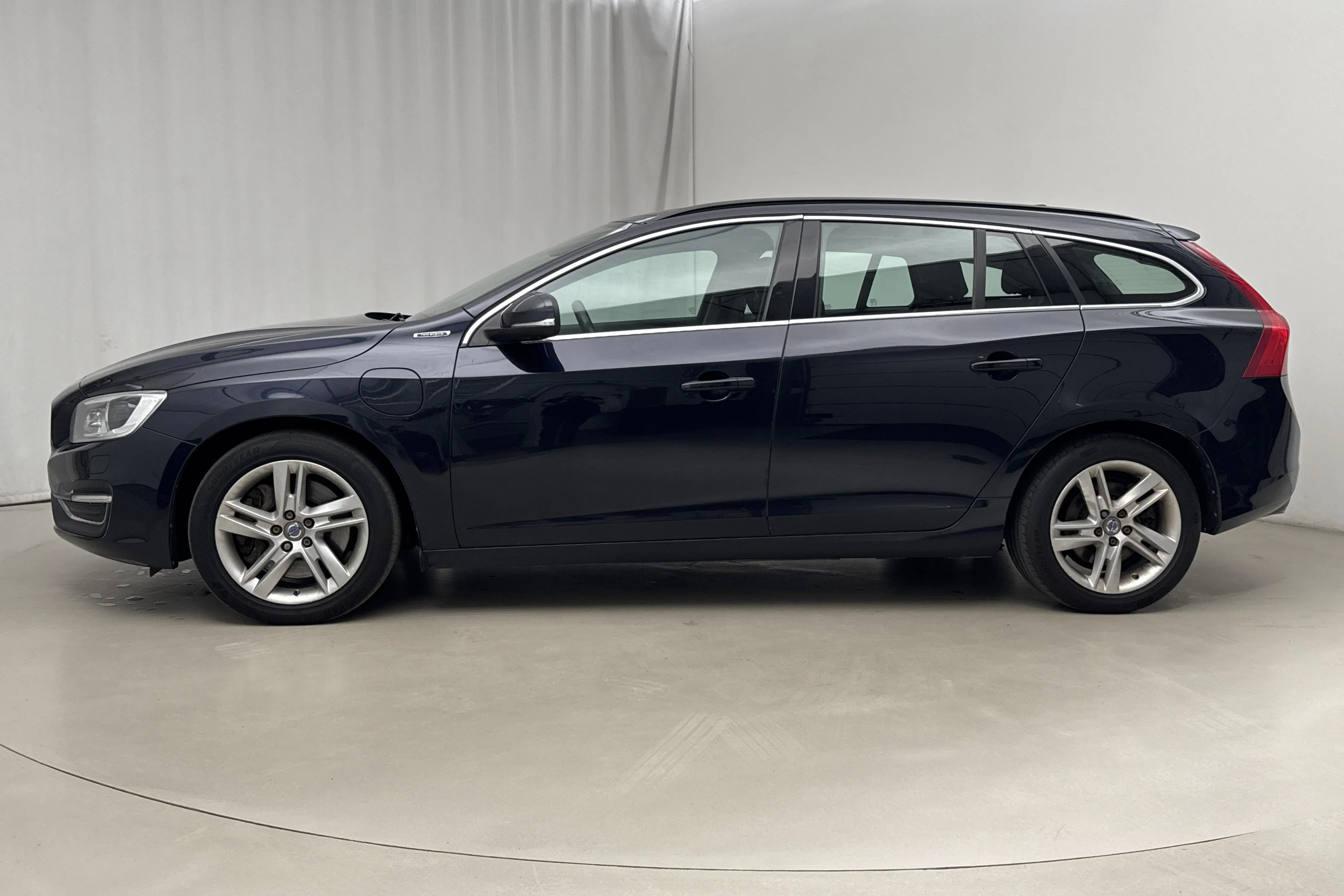 Presentation photo 2 of 18: Volvo V60 D5 AWD Twin Engine (163hk) - 190 300 km - Automatic - dark blue - 2017
