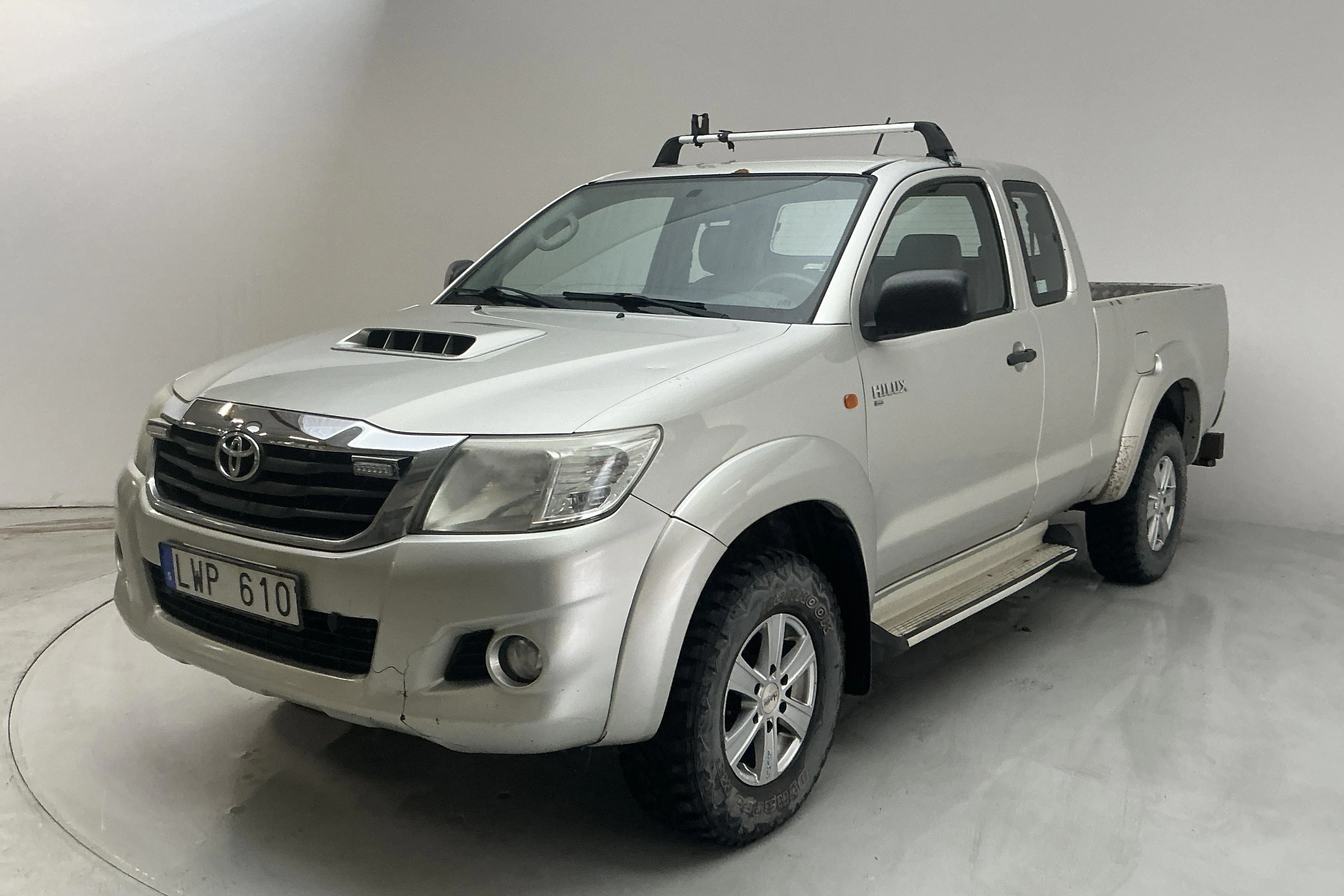 Presentation photo 1 of 13: Toyota Hilux 2.5 D-4D 4WD (144hk) - 36 923 Scandinavian mile - Manual - silver - 2013
