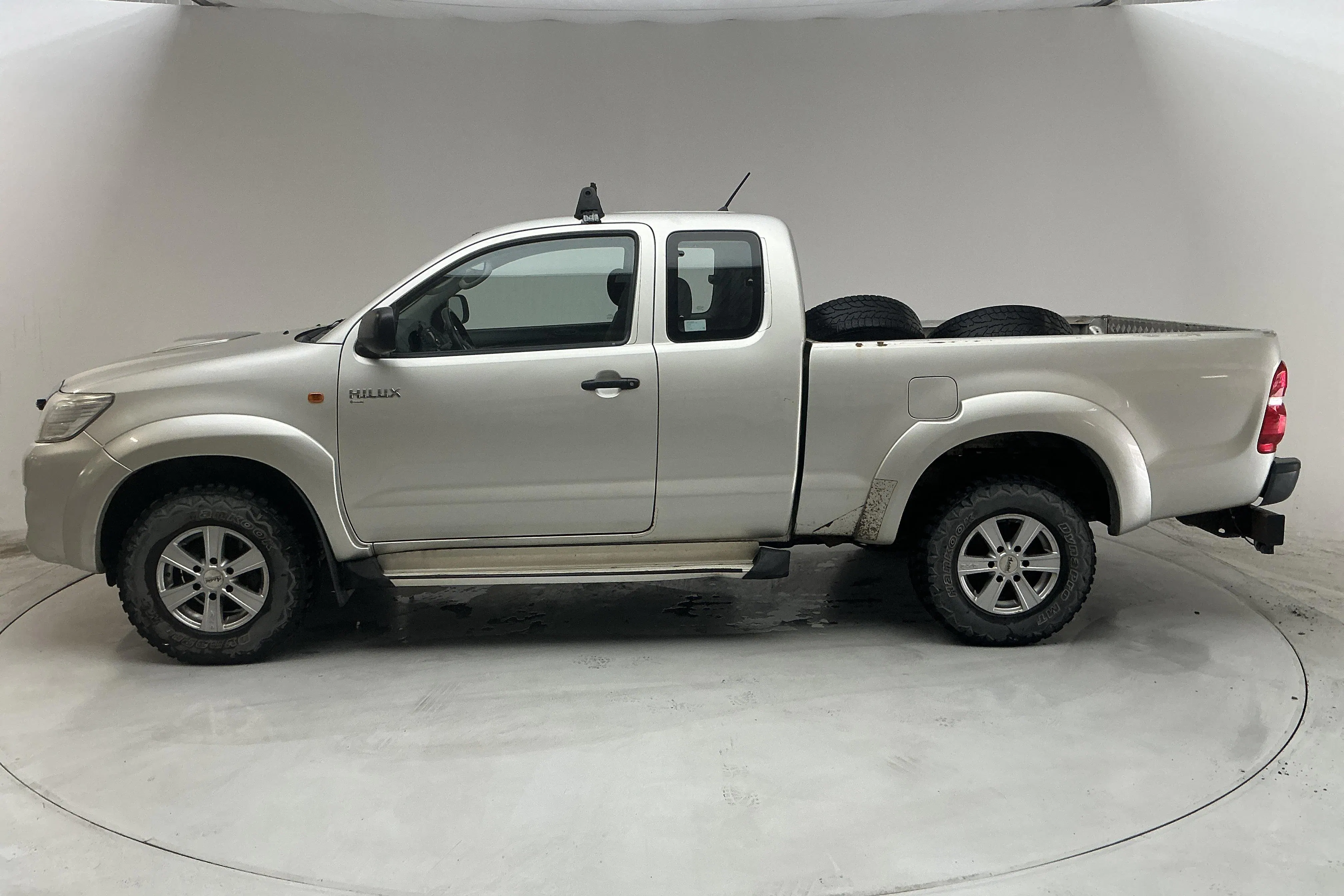 Presentation photo 2 of 13: Toyota Hilux 2.5 D-4D 4WD (144hk) - 36 923 Scandinavian mile - Manual - silver - 2013