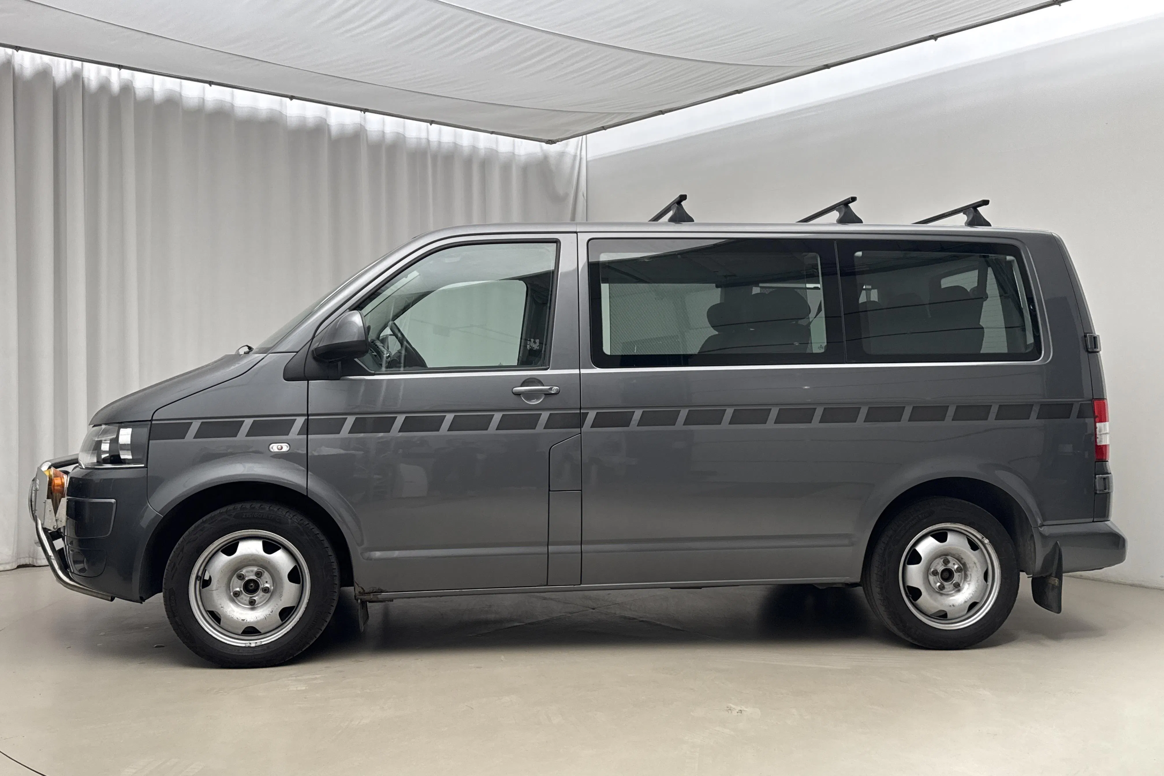 Presentationsfoto 2 av 17: VW Caravelle T5 2.0 TDI 4MOTION (140hk) - 18 427 mil - Manuell - grå - 2013
