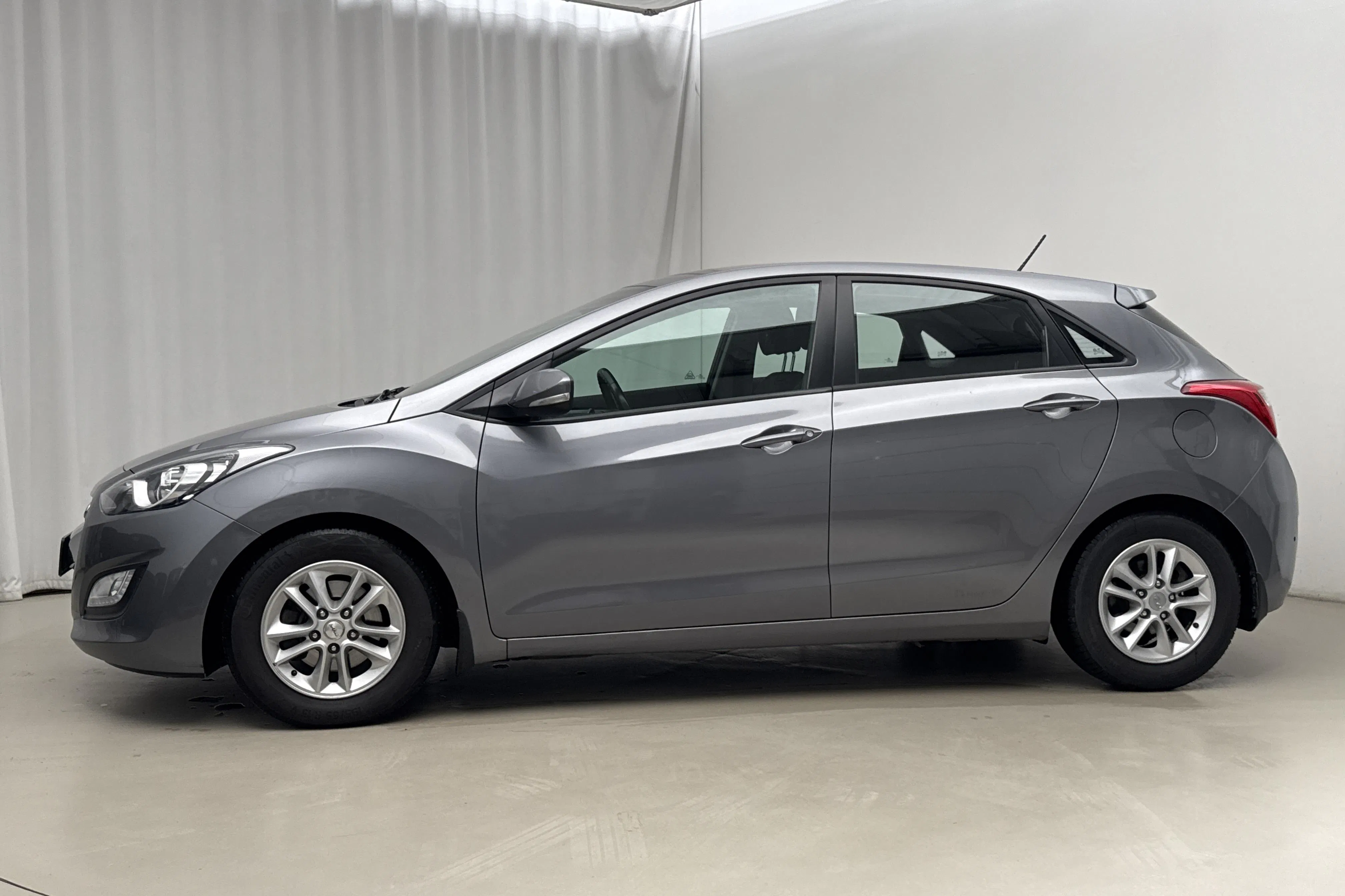 Presentationsfoto 2 av 15: Hyundai i30 1.6 GDI 5dr (135hk) - 15 908 mil - Manuell - grå - 2013