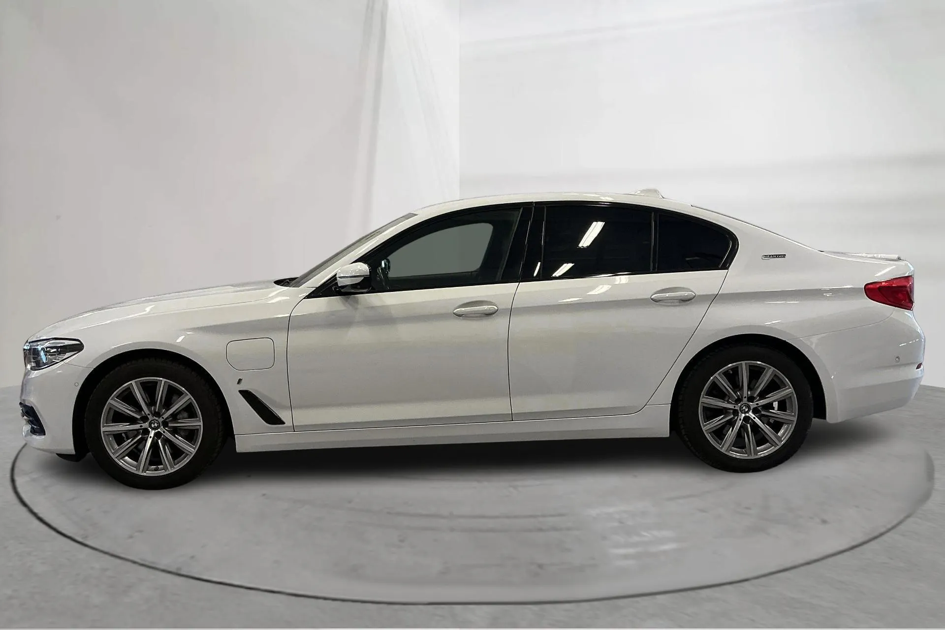 Presentation photo 2 of 21: BMW 530e iPerformance Sedan, G30 (252hk) - 94 350 km - Automatic - white - 2019