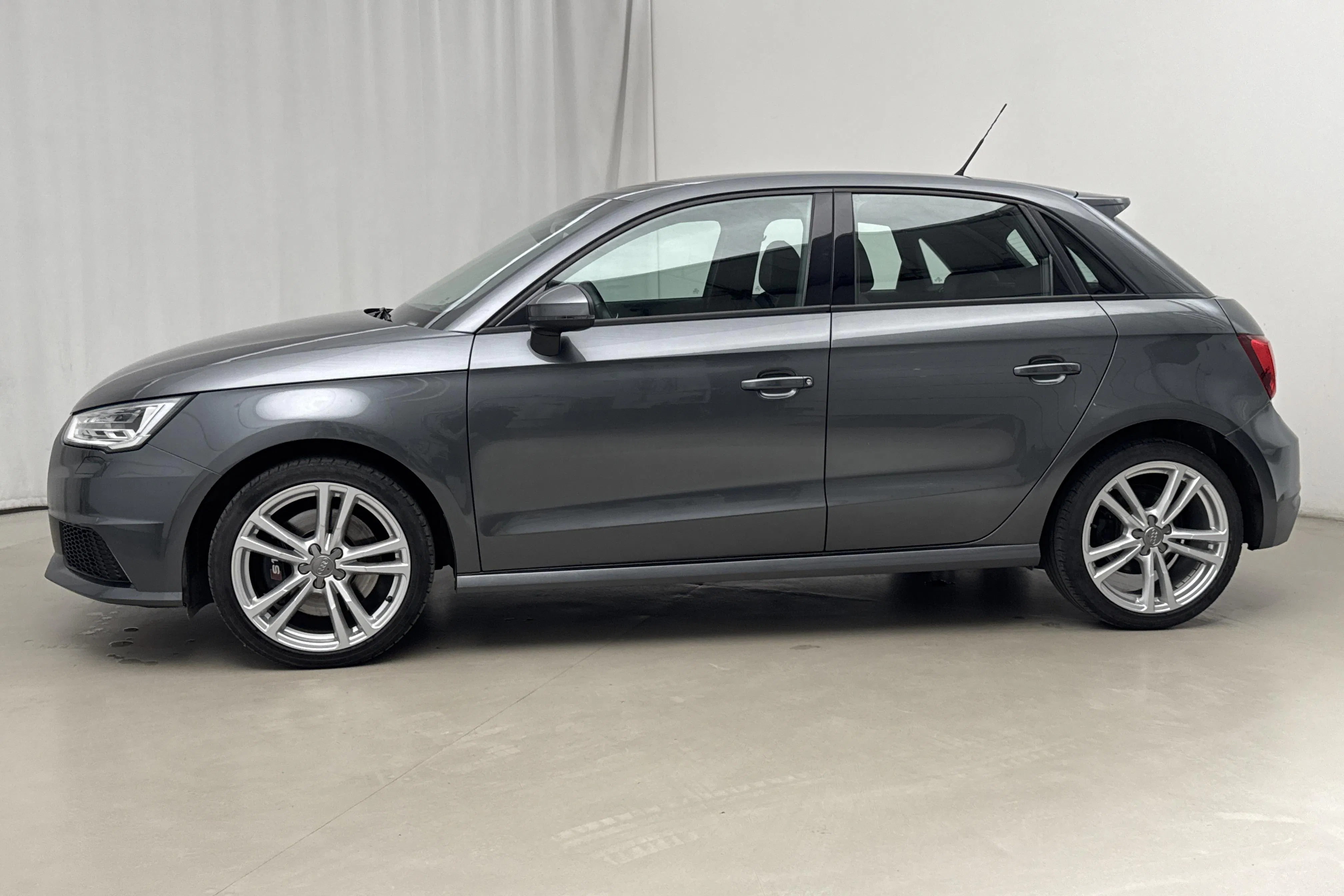 Presentation photo 2 of 16: Audi S1 Sportback 2.0 TFSI quattro (231hk) - 86 580 km - Manual - gray - 2015