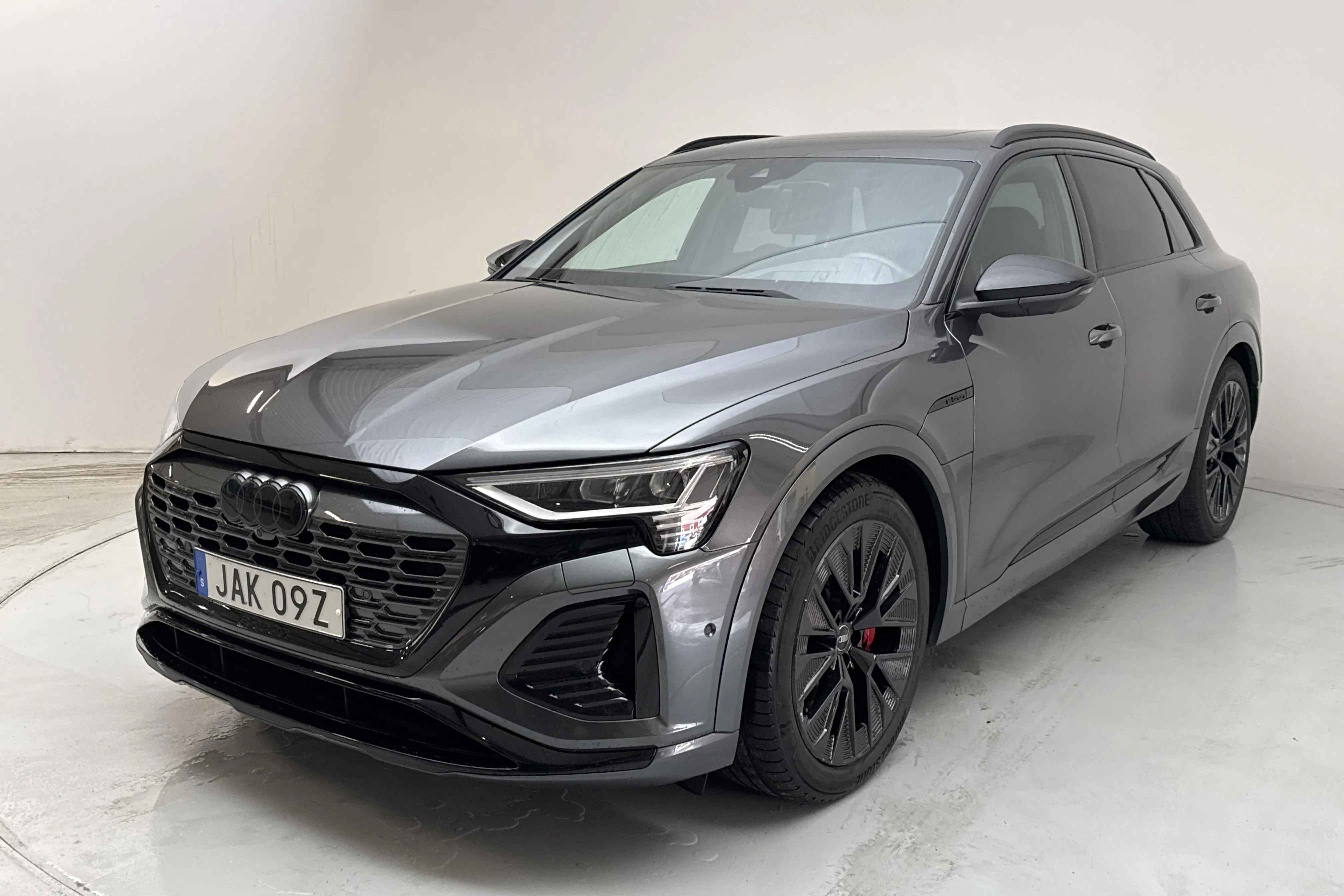 Presentation photo 1 of 18: Audi Q8 55 e-tron quattro (408hk) - 61 370 km - Automatic - gray - 2024