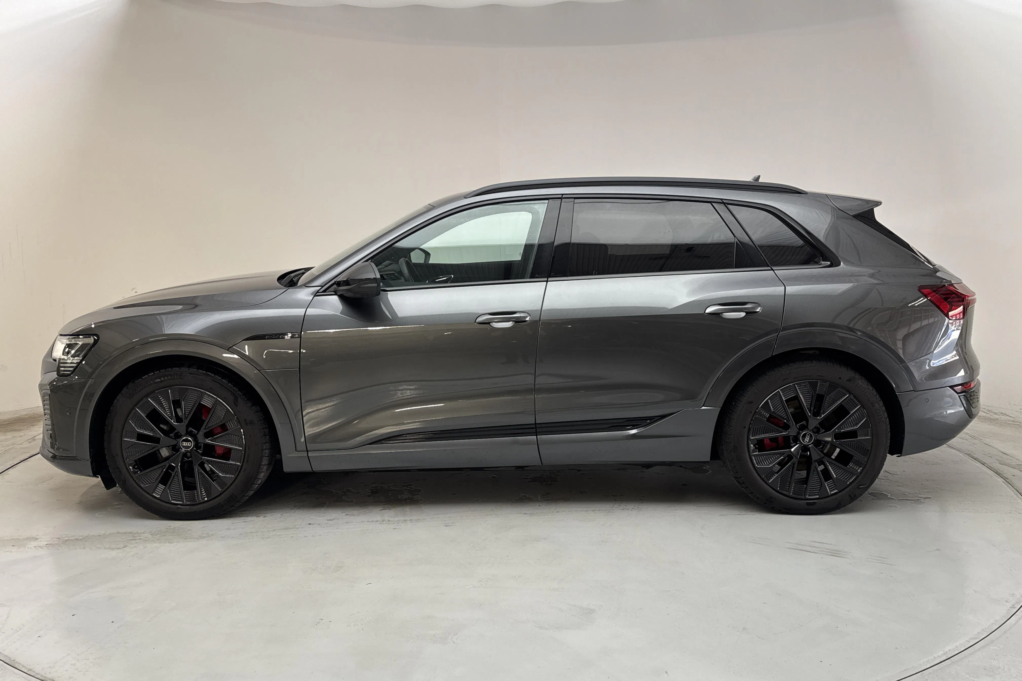 Presentation photo 2 of 18: Audi Q8 55 e-tron quattro (408hk) - 61 370 km - Automatic - gray - 2024