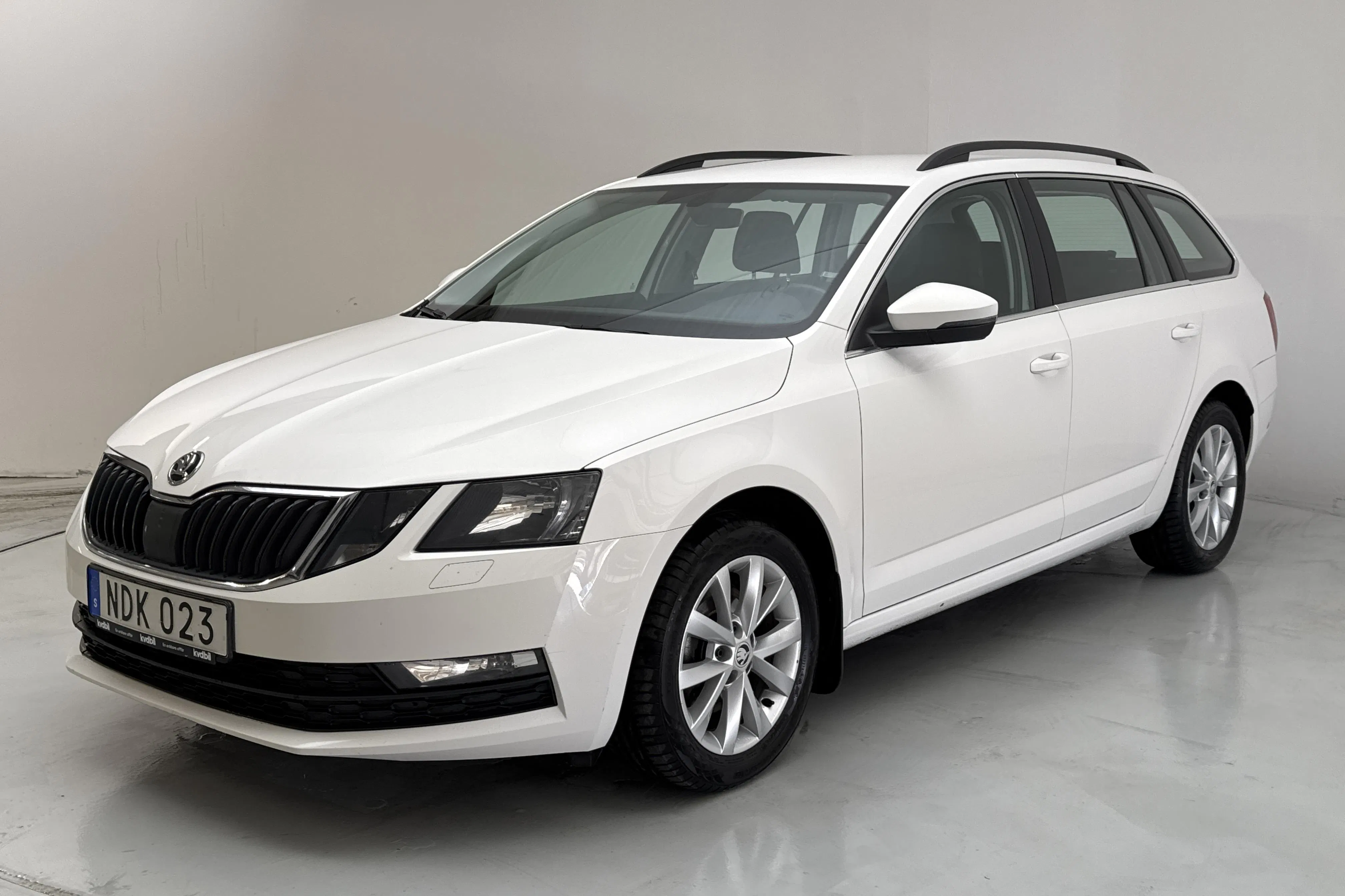 Presentationsfoto 1 av 13: Skoda Octavia III 1.4 TSI G-TEC Combi (110hk) - 23 606 mil - Manuell - vit - 2018