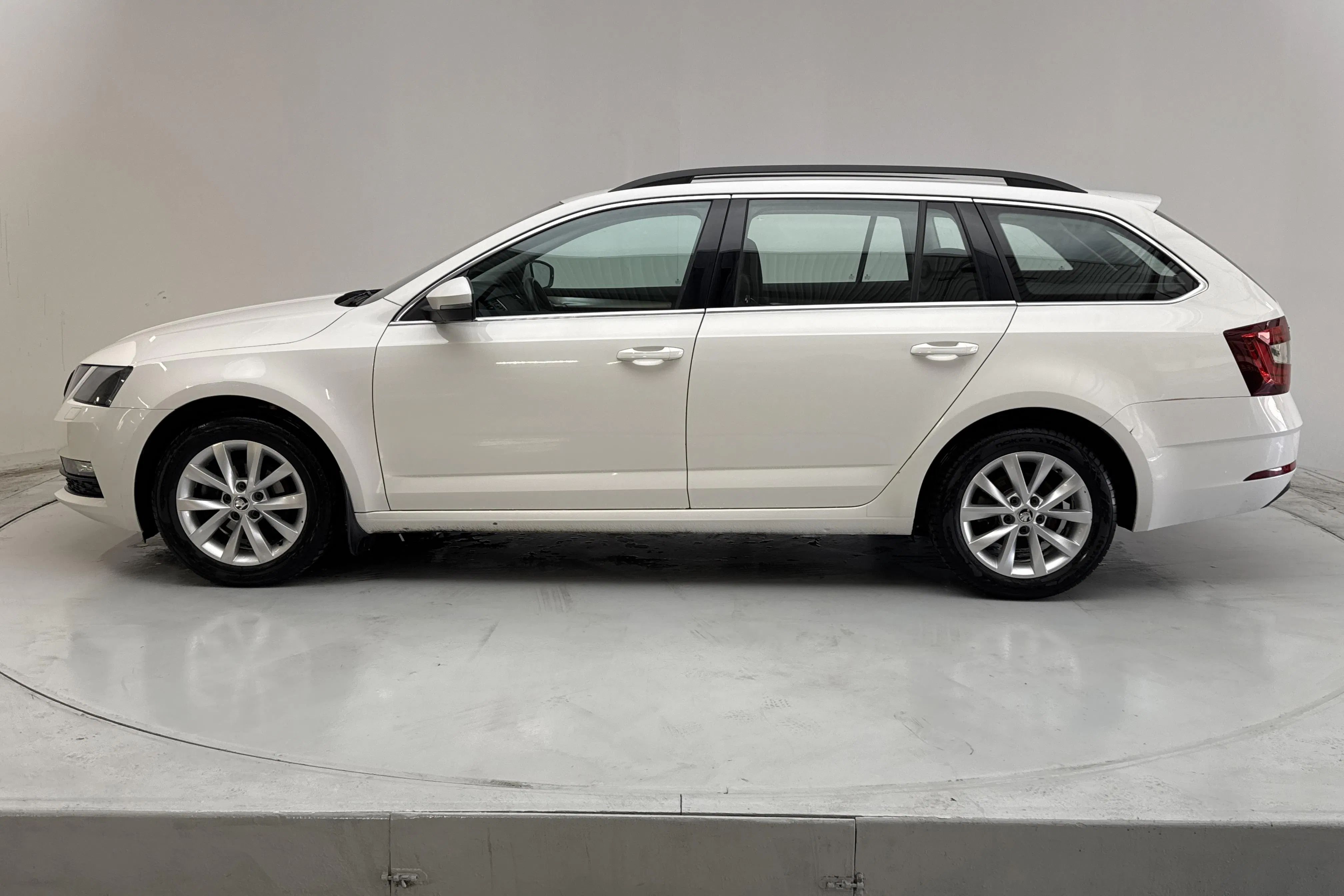 Presentationsfoto 2 av 13: Skoda Octavia III 1.4 TSI G-TEC Combi (110hk) - 23 606 mil - Manuell - vit - 2018