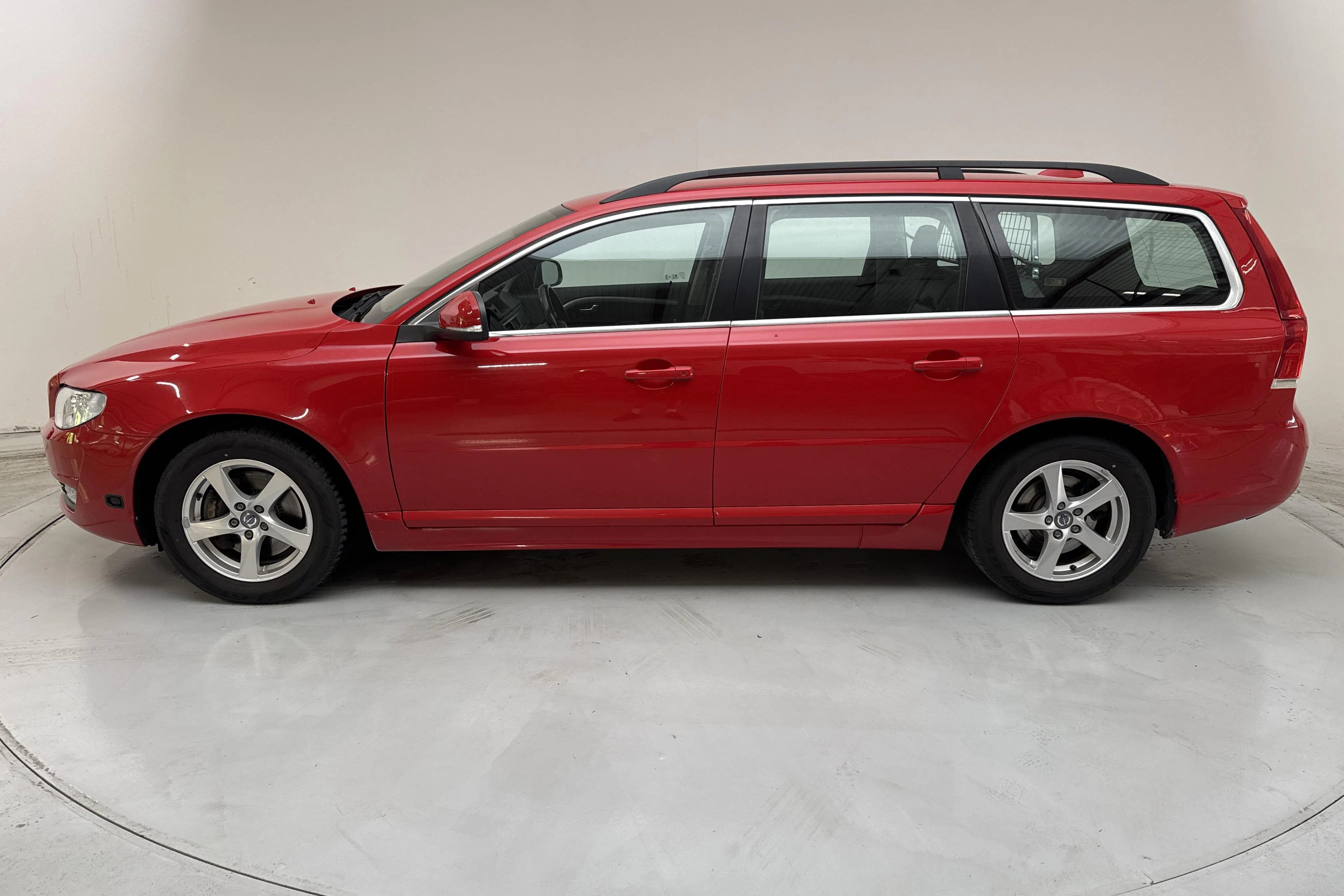 Presentationsfoto 2 av 12: Volvo V70 II 2.0 Bi-fuel (213hk) - 13 455 mil - Manuell - röd - 2015
