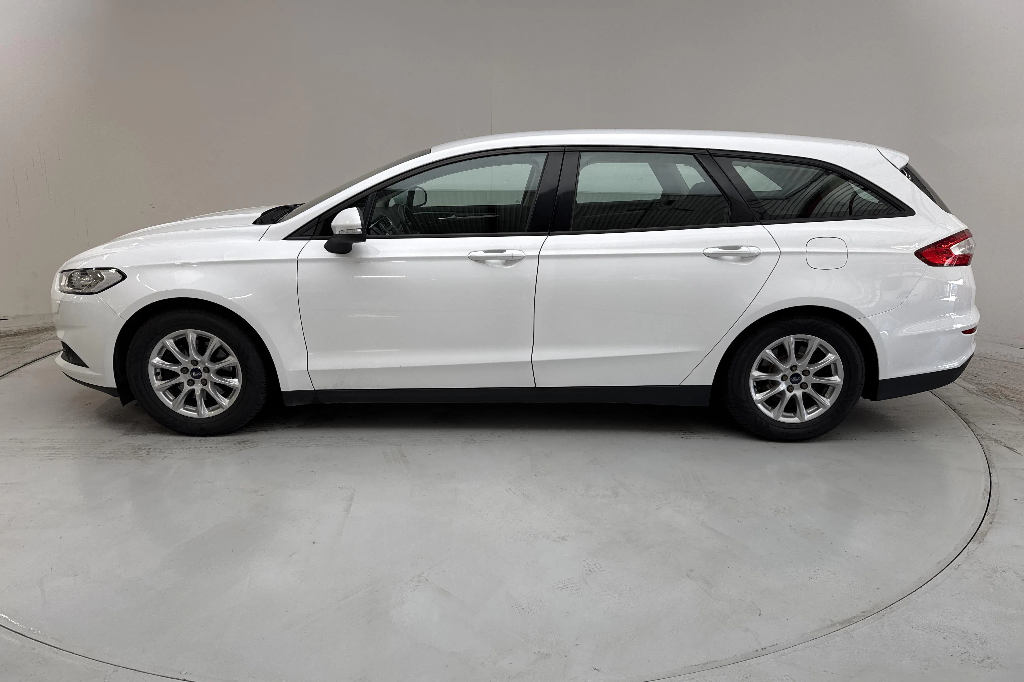 Presentation photo 2 of 13: Ford Mondeo 1.5T EcoBoost Kombi (160hk) - 154 650 km - Manual - white - 2017