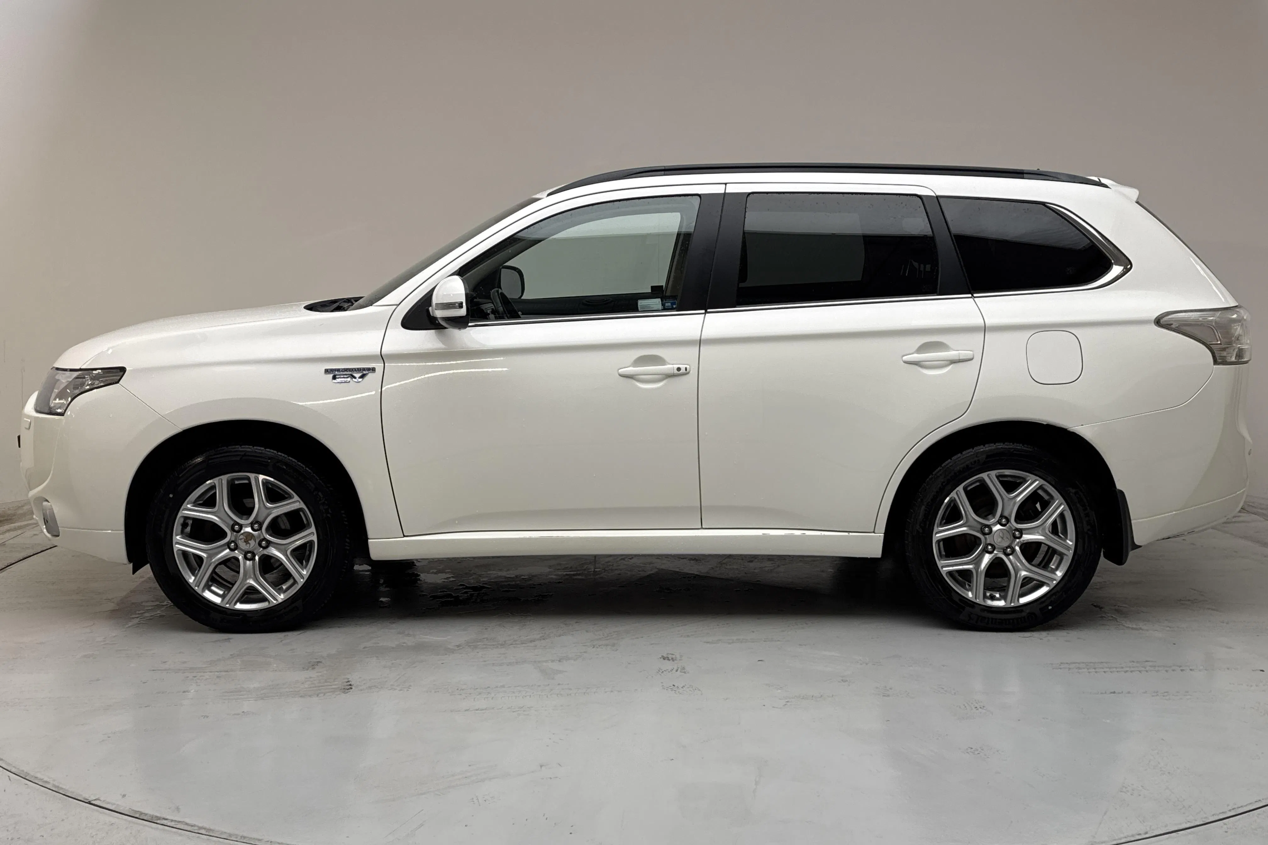 Presentationsfoto 2 av 16: Mitsubishi Outlander 2.0 Plug-in Hybrid 4WD (121hk) - 13 132 mil - Automat - vit - 2014