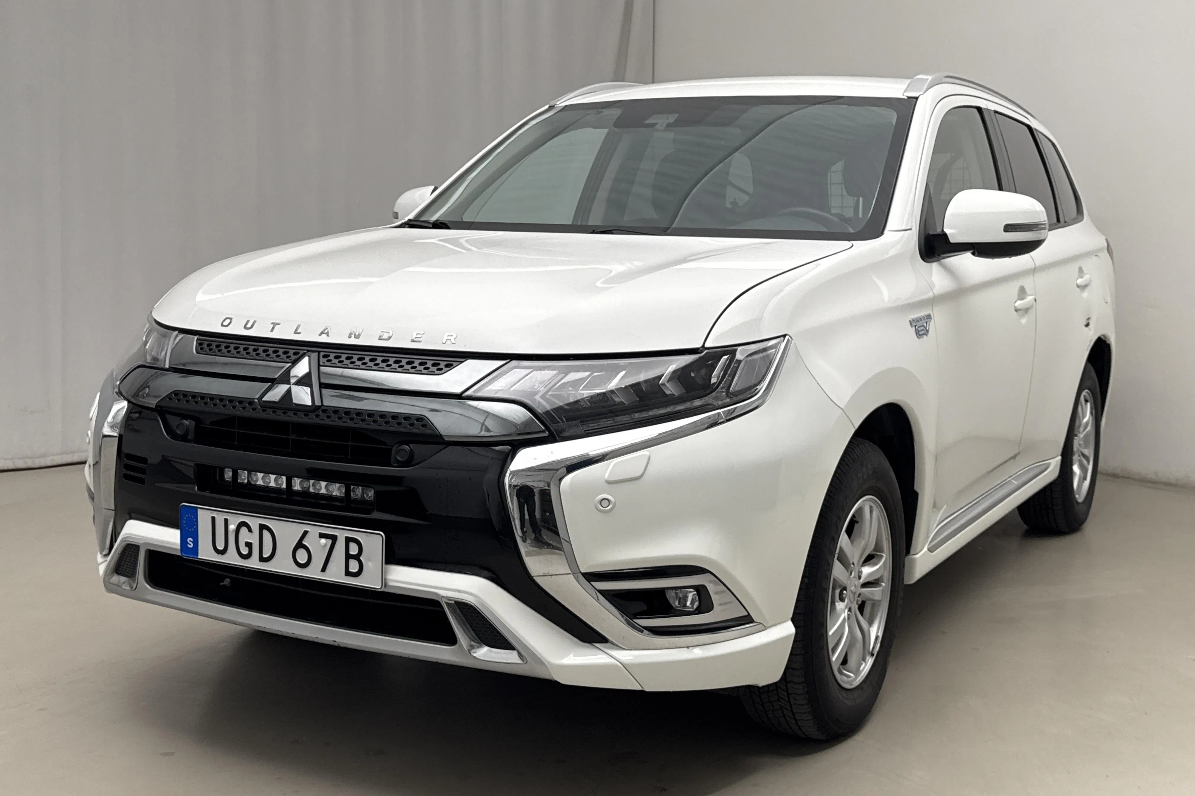 Presentationsfoto 1 av 18: Mitsubishi Outlander 2.4 Plug-in Hybrid 4WD (136hk) - 9 953 mil - Automat - vit - 2020