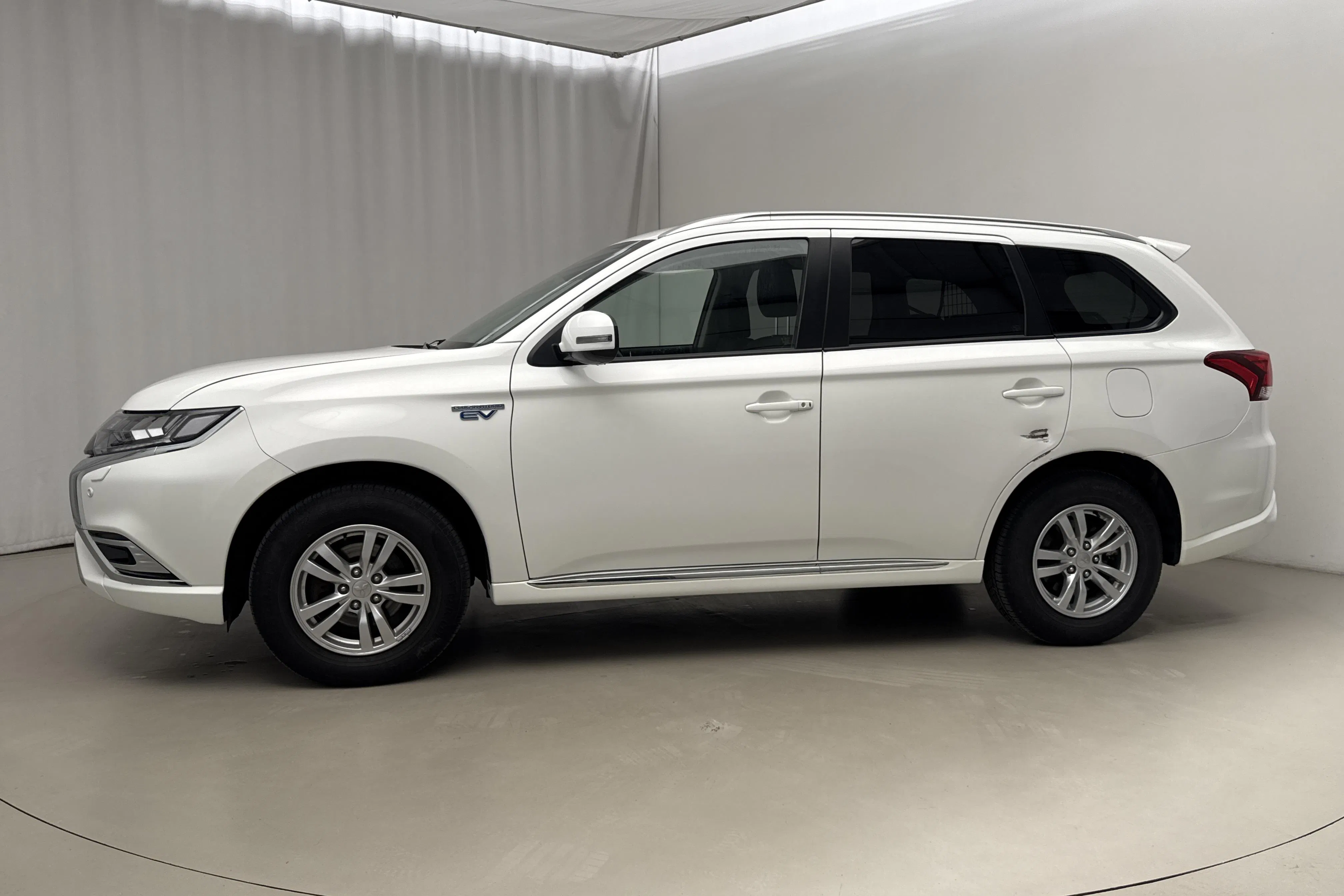 Presentationsfoto 2 av 18: Mitsubishi Outlander 2.4 Plug-in Hybrid 4WD (136hk) - 9 953 mil - Automat - vit - 2020