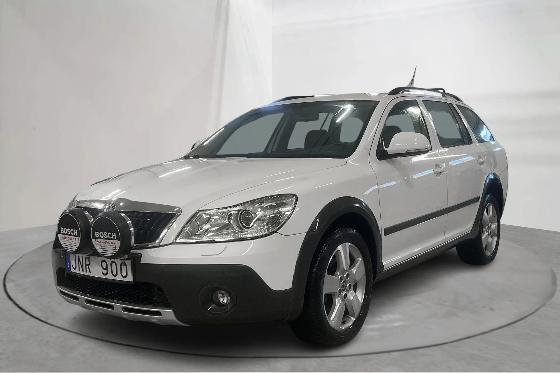 Presentation photo 1 of 19: Skoda Octavia Scout II 2.0 TDI 4X4 (140hk) - 120 550 km - Manual - white - 2010