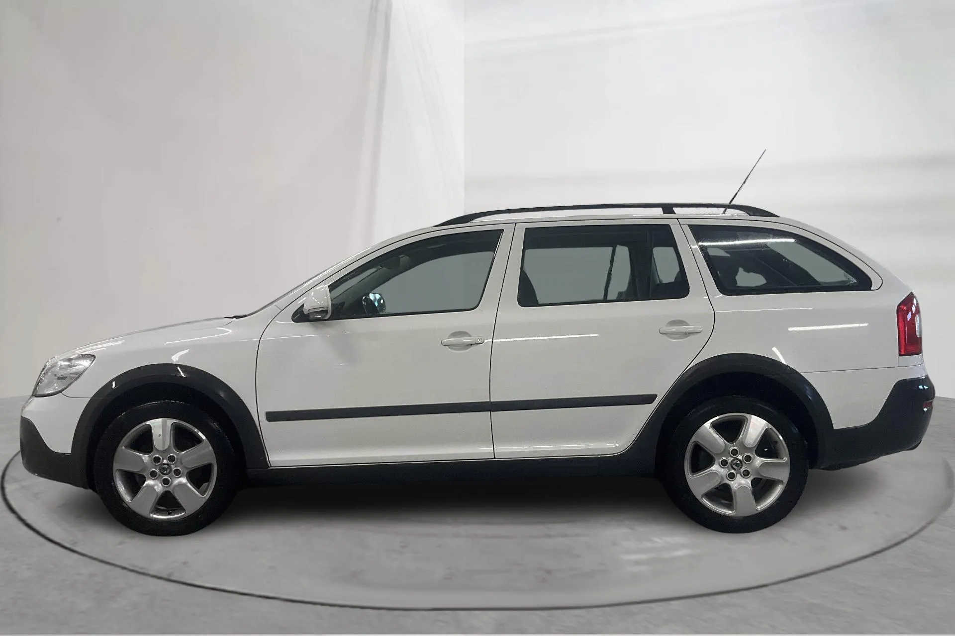 Presentation photo 2 of 19: Skoda Octavia Scout II 2.0 TDI 4X4 (140hk) - 120 550 km - Manual - white - 2010