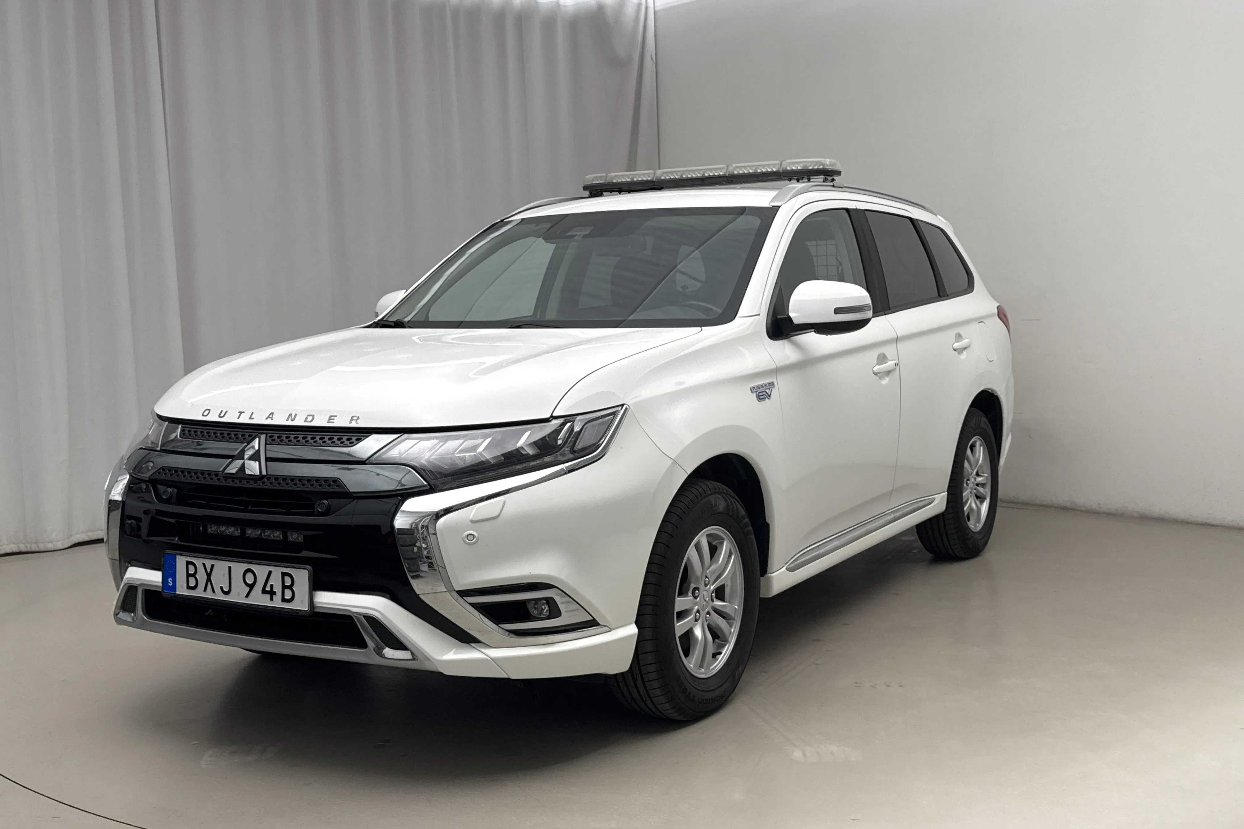 Presentationsfoto 1 av 20: Mitsubishi Outlander 2.4 Plug-in Hybrid 4WD (136hk) - 8 269 mil - Automat - vit - 2019