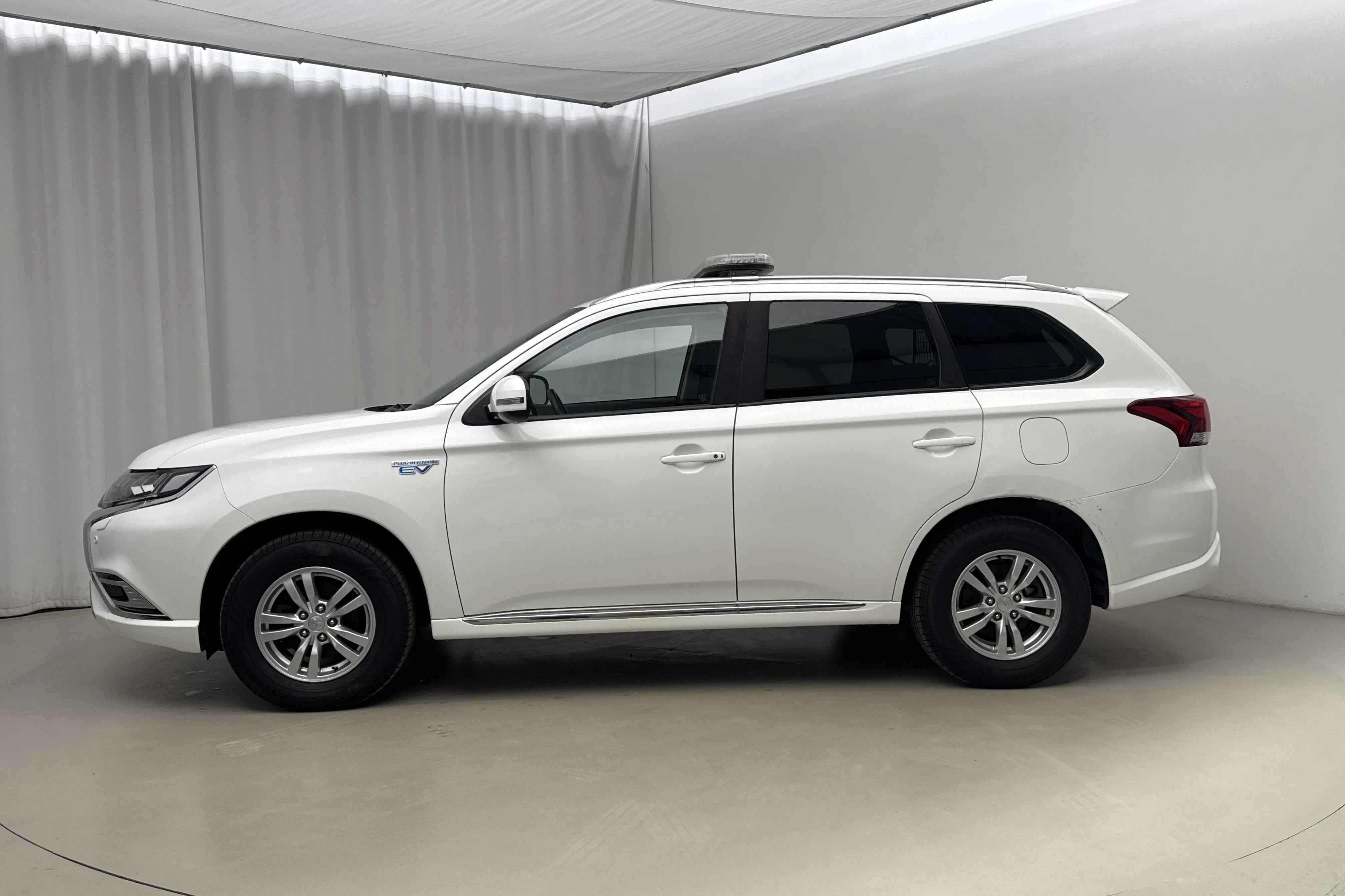 Presentationsfoto 2 av 20: Mitsubishi Outlander 2.4 Plug-in Hybrid 4WD (136hk) - 8 269 mil - Automat - vit - 2019