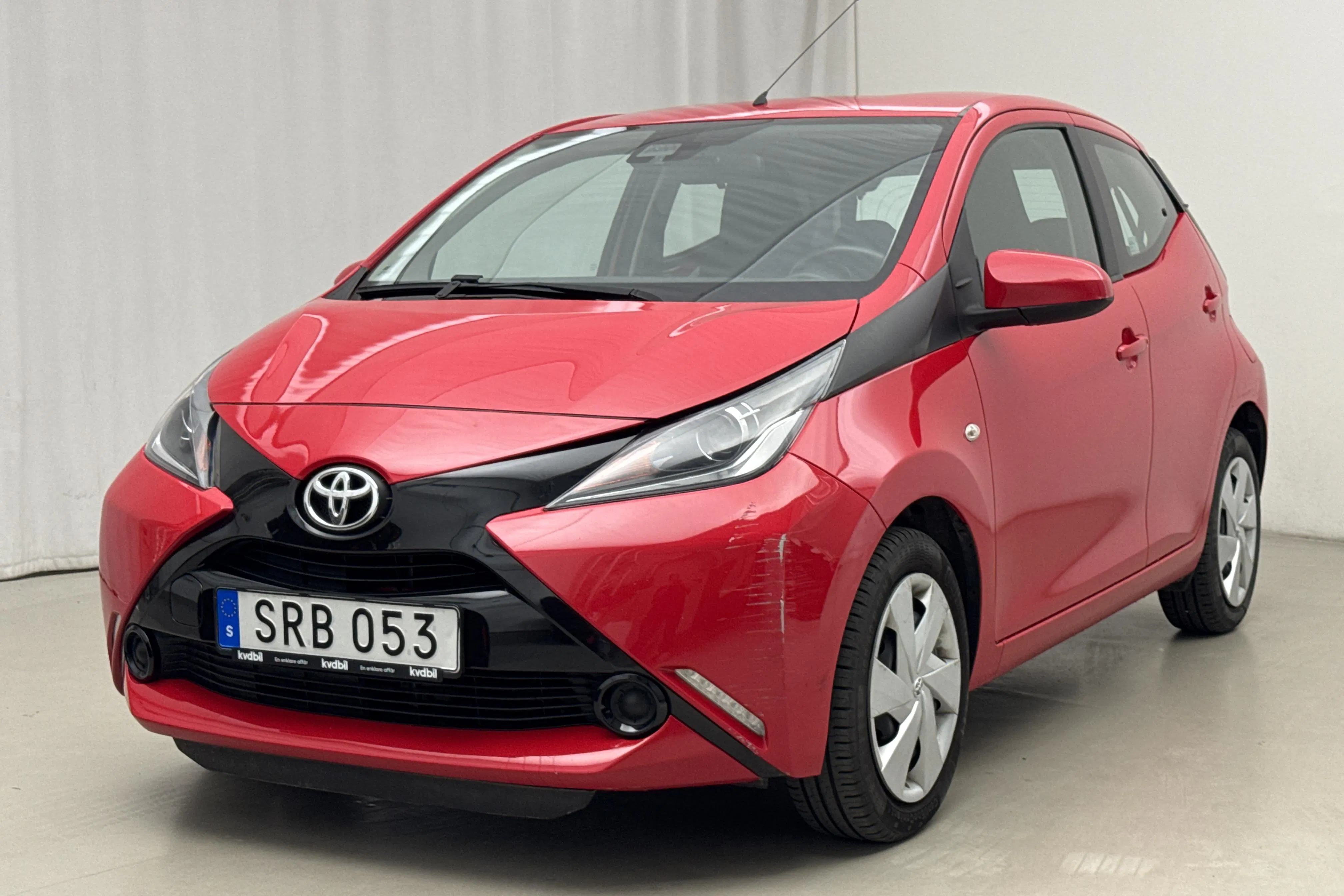 Presentationsfoto 1 av 15: Toyota Aygo 1.0 5dr (69hk) - 5 092 mil - Manuell - röd - 2016