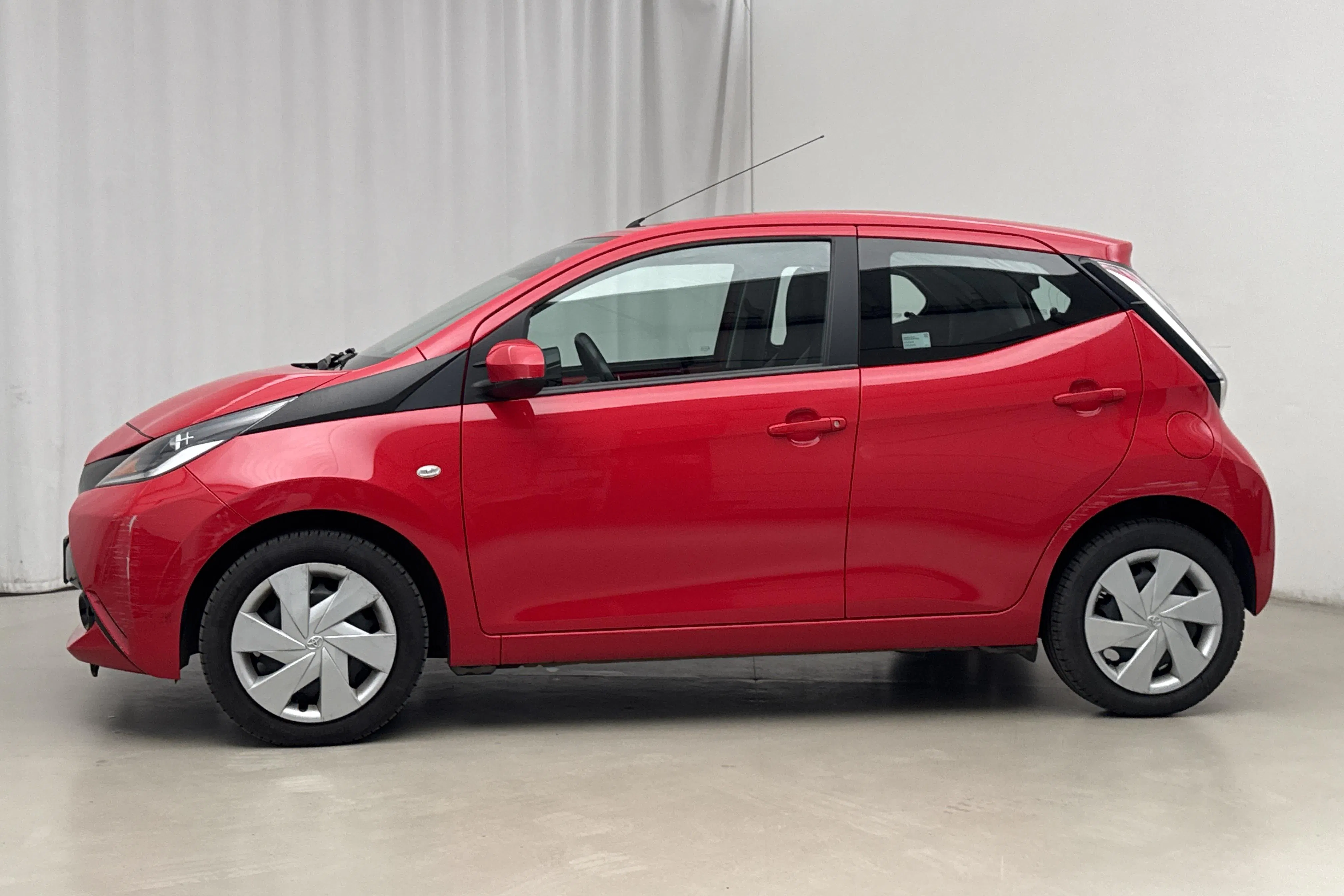 Presentationsfoto 2 av 15: Toyota Aygo 1.0 5dr (69hk) - 5 092 mil - Manuell - röd - 2016