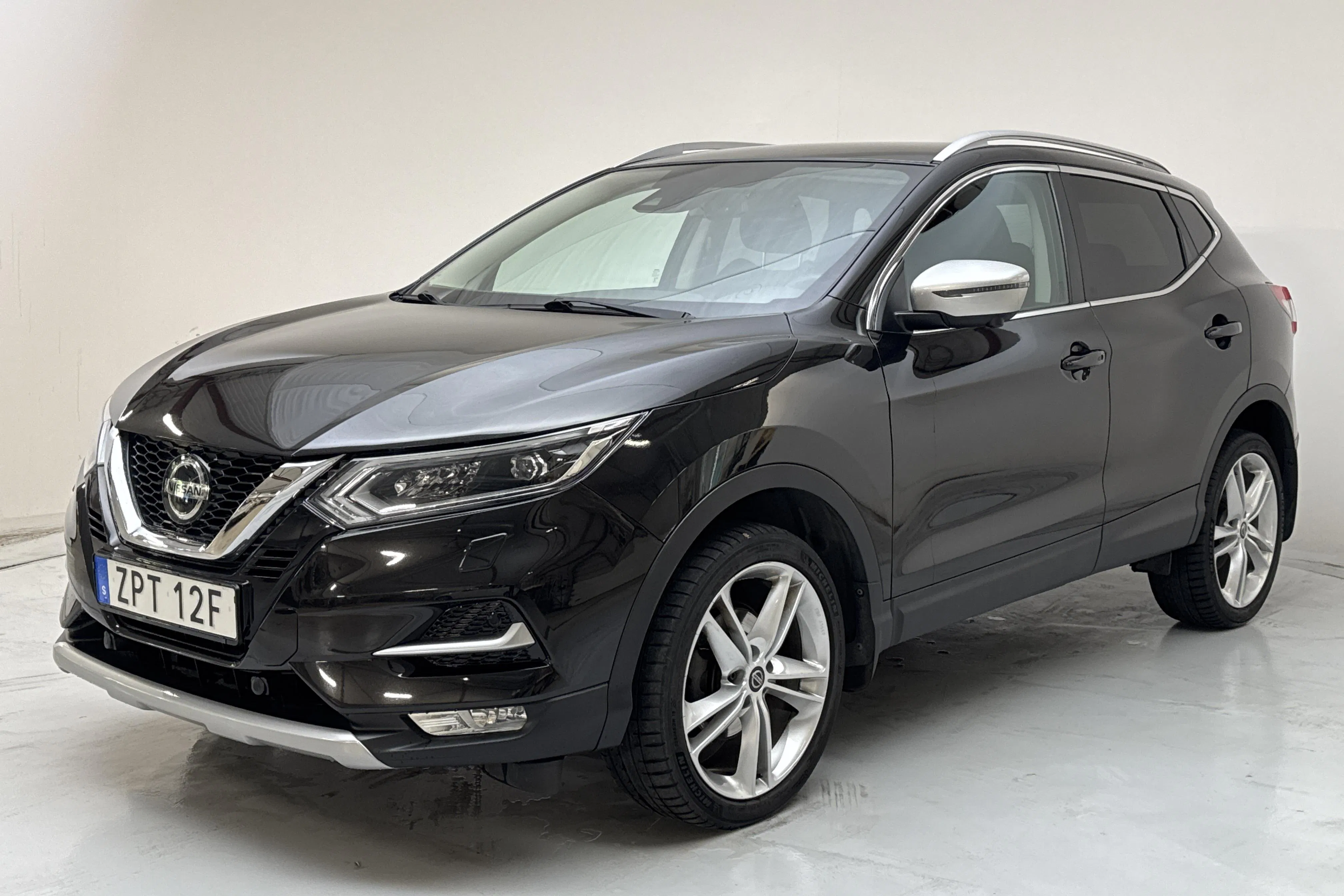 Presentationsfoto 1 av 14: Nissan Qashqai 1.3 DIG-T (140hk) - 5 413 mil - Manuell - svart - 2019