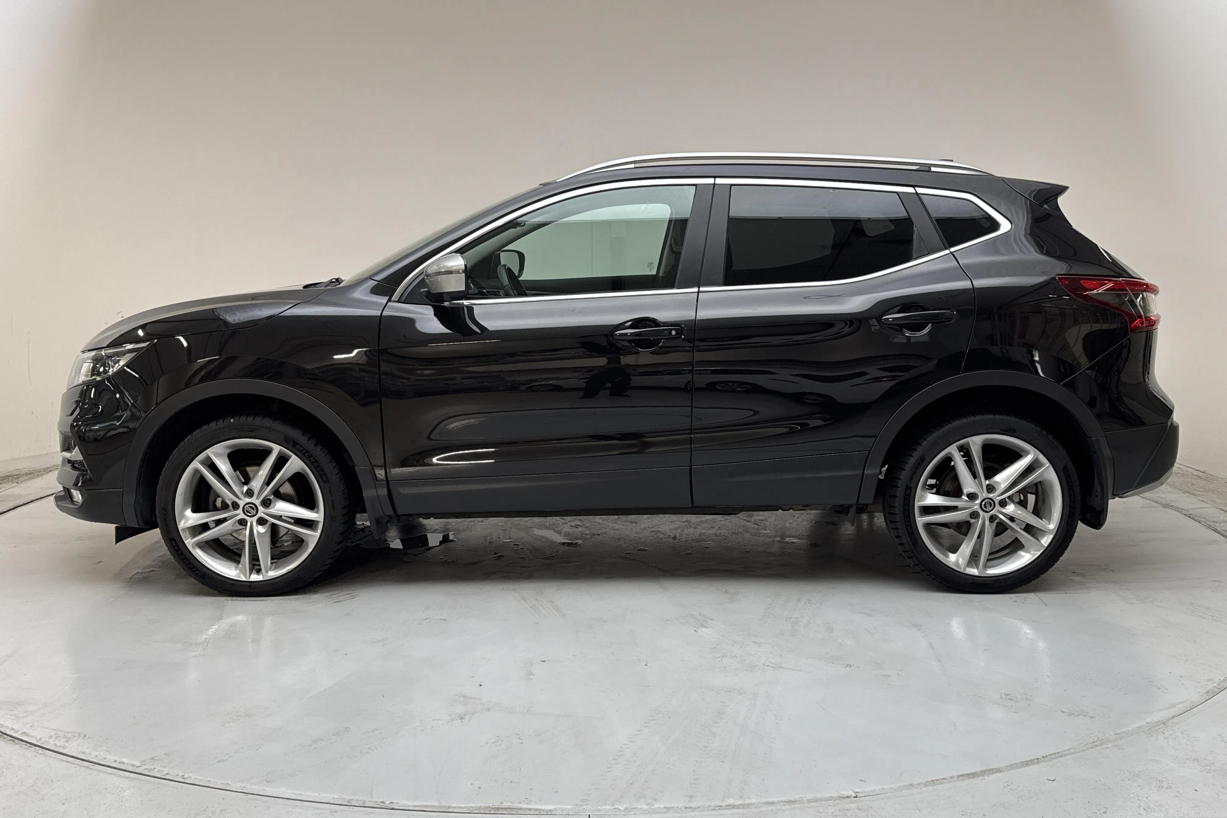 Presentationsfoto 2 av 14: Nissan Qashqai 1.3 DIG-T (140hk) - 5 413 mil - Manuell - svart - 2019