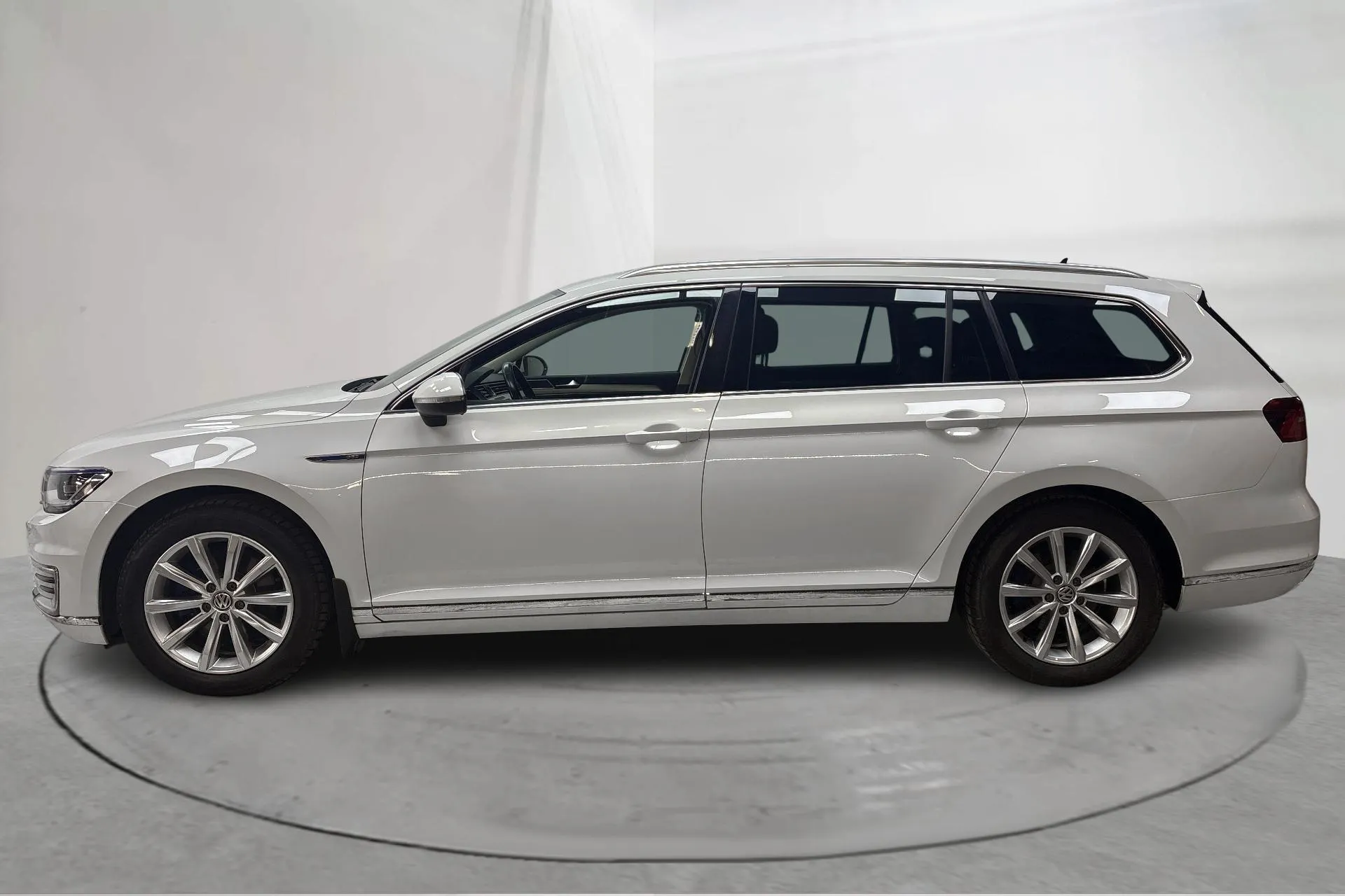 Presentationsfoto 2 av 19: VW Passat 1.4 Plug-in-Hybrid Sportscombi (218hk) - 14 452 mil - Automat - vit - 2017