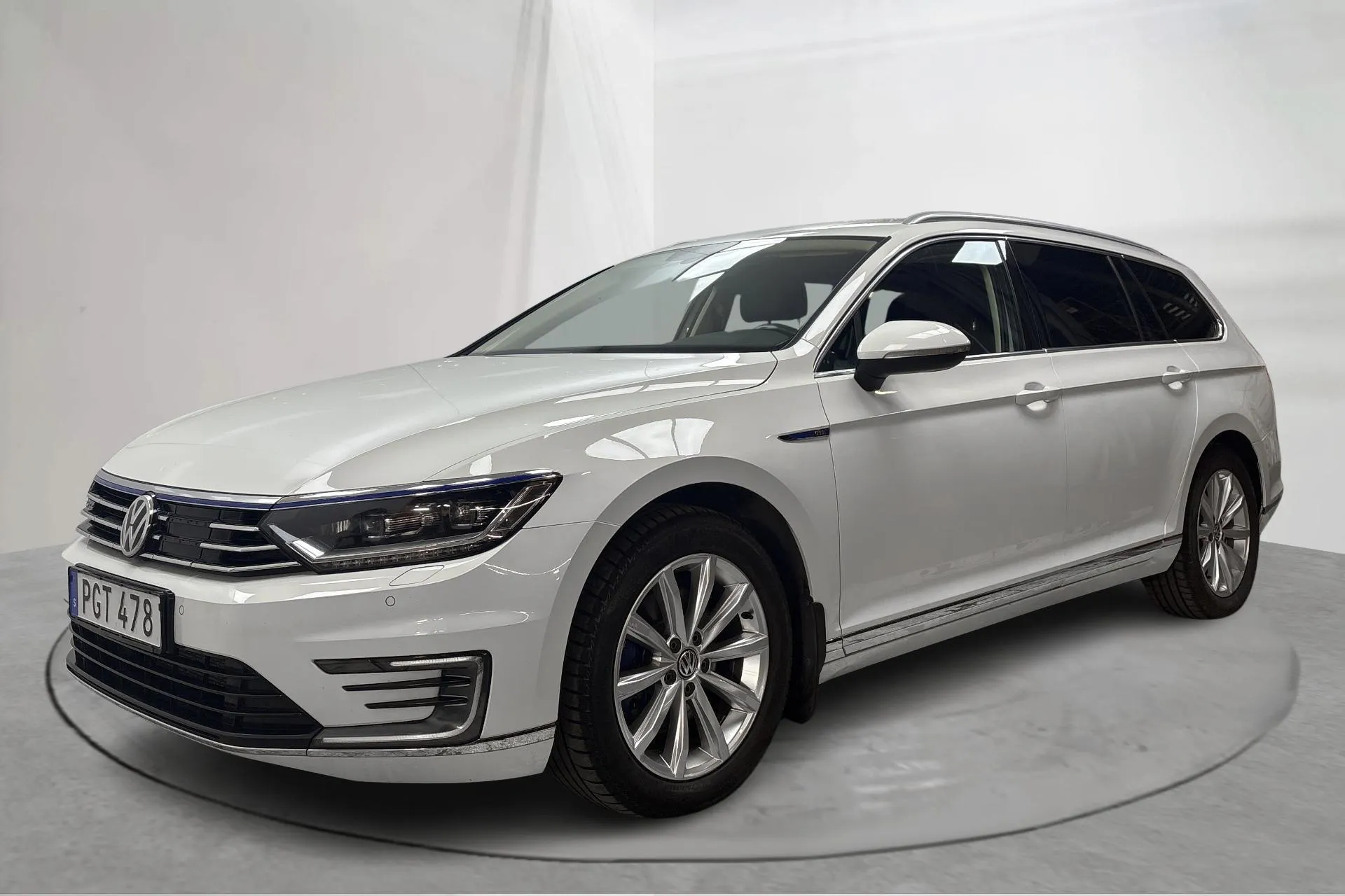 Presentationsfoto 1 av 19: VW Passat 1.4 Plug-in-Hybrid Sportscombi (218hk) - 14 452 mil - Automat - vit - 2017