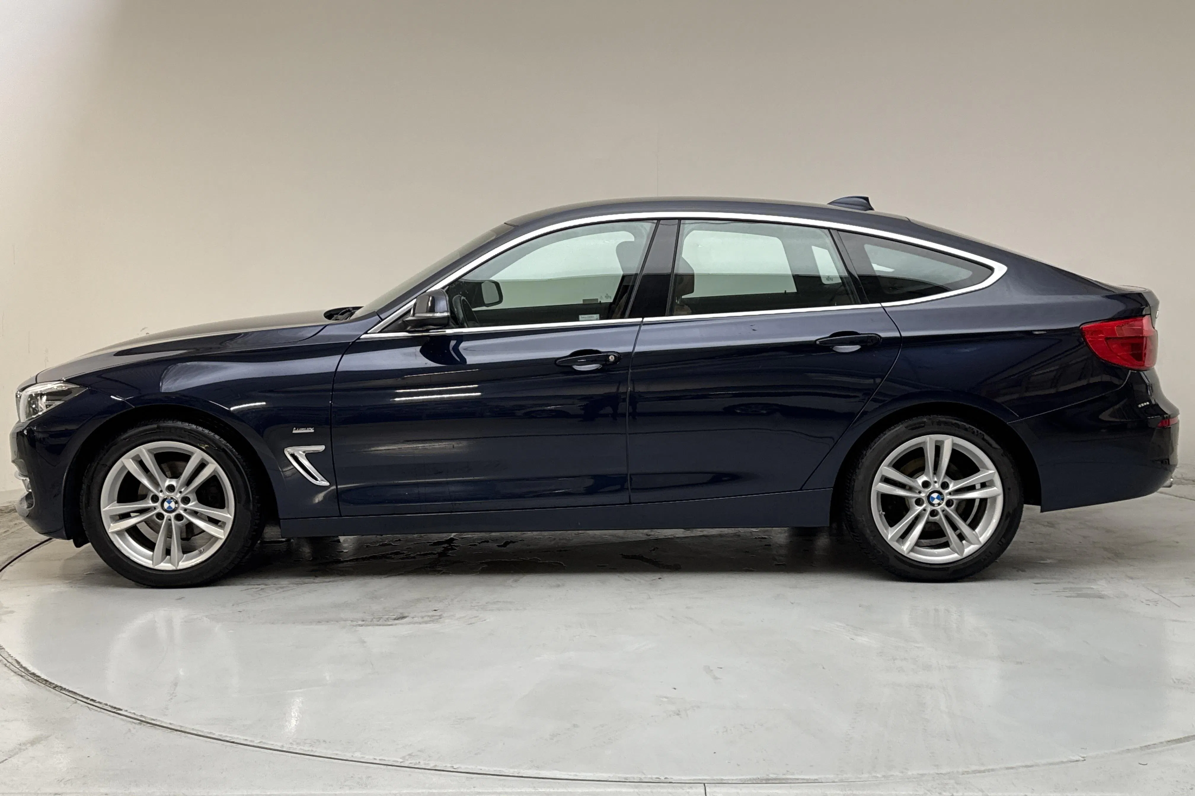 Presentationsfoto 2 av 13: BMW 320d GT xDrive, F34 (190hk) - 15 916 mil - Automat - blå - 2017