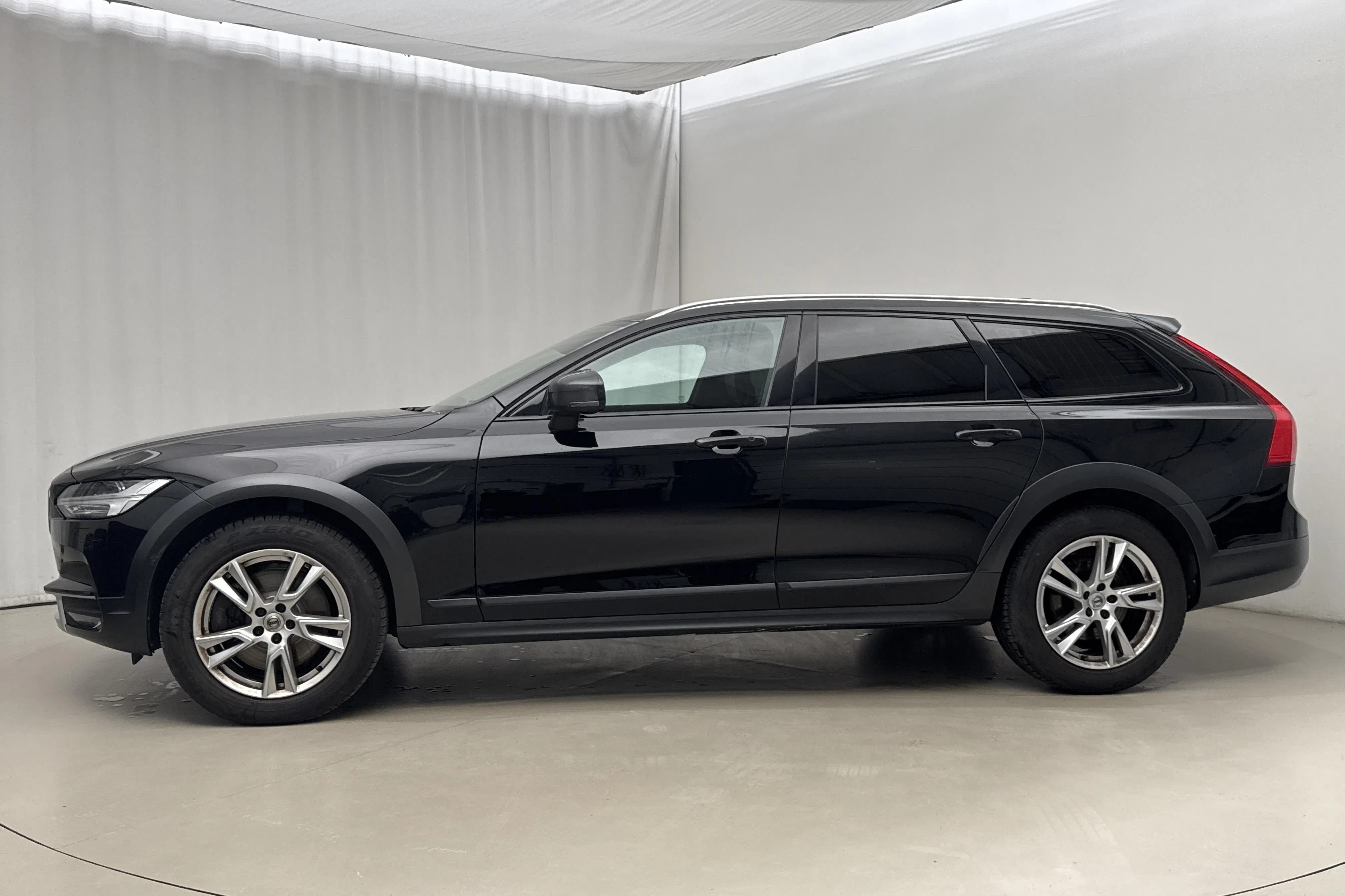 Presentation photo 2 of 17: Volvo V90 D4 Cross Country AWD (190hk) - 170 360 km - Automatic - black - 2018